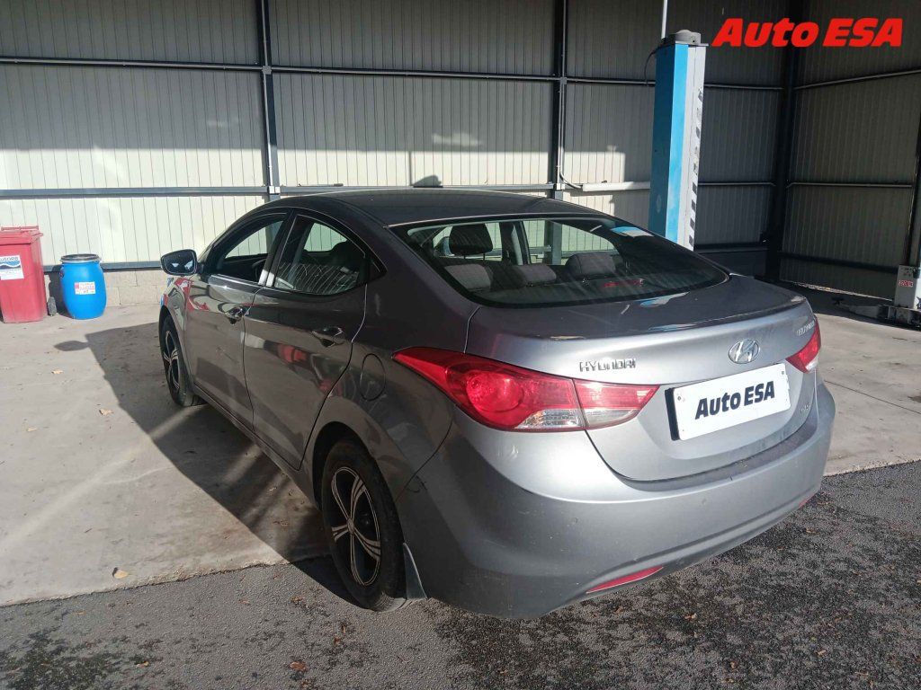 Hyundai Elantra, 1.6i 16V,ČR - fotka 2