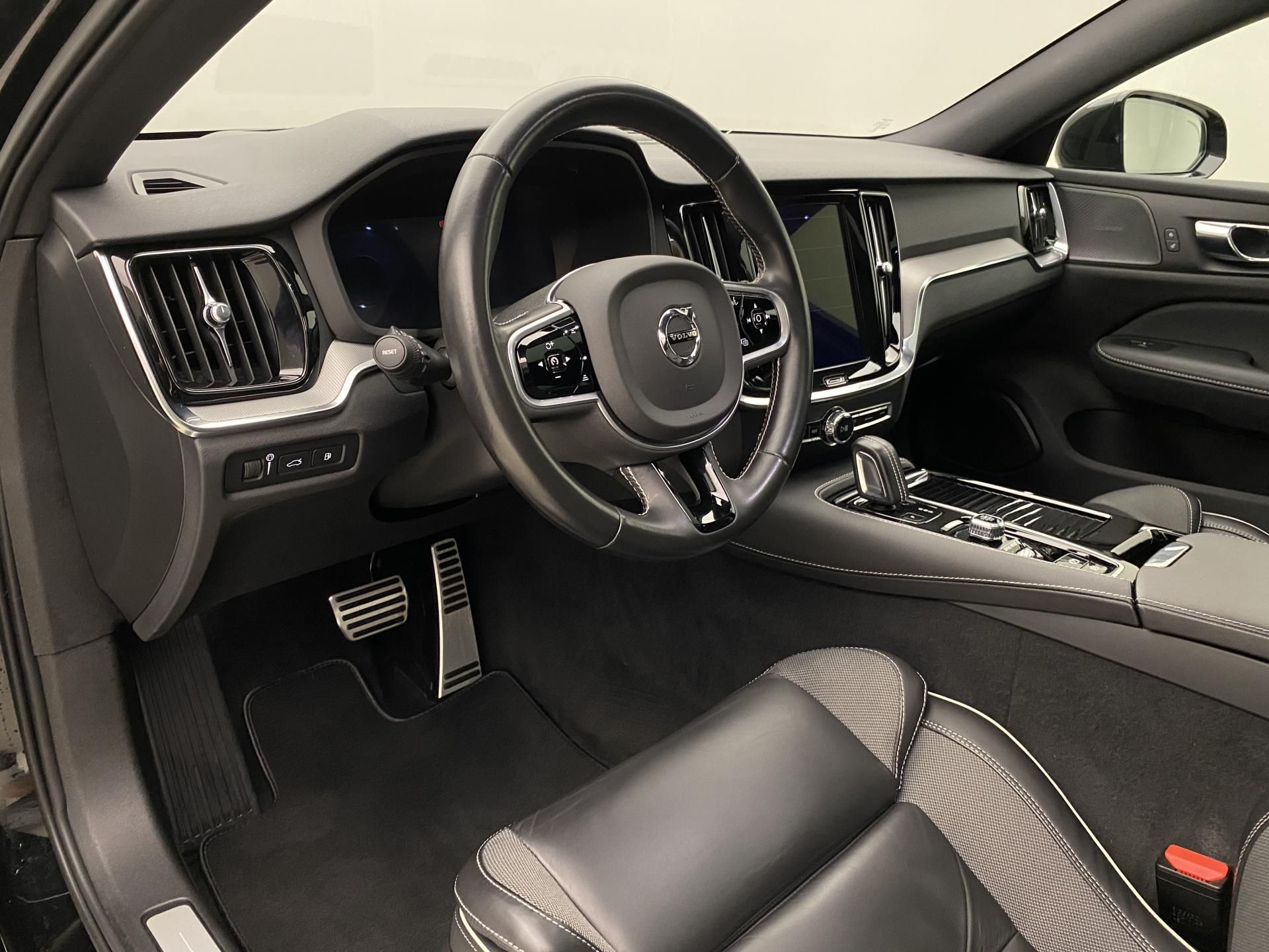 Volvo V60, T8 AWD RECHARGE R-DESIGN AUT - fotka 4