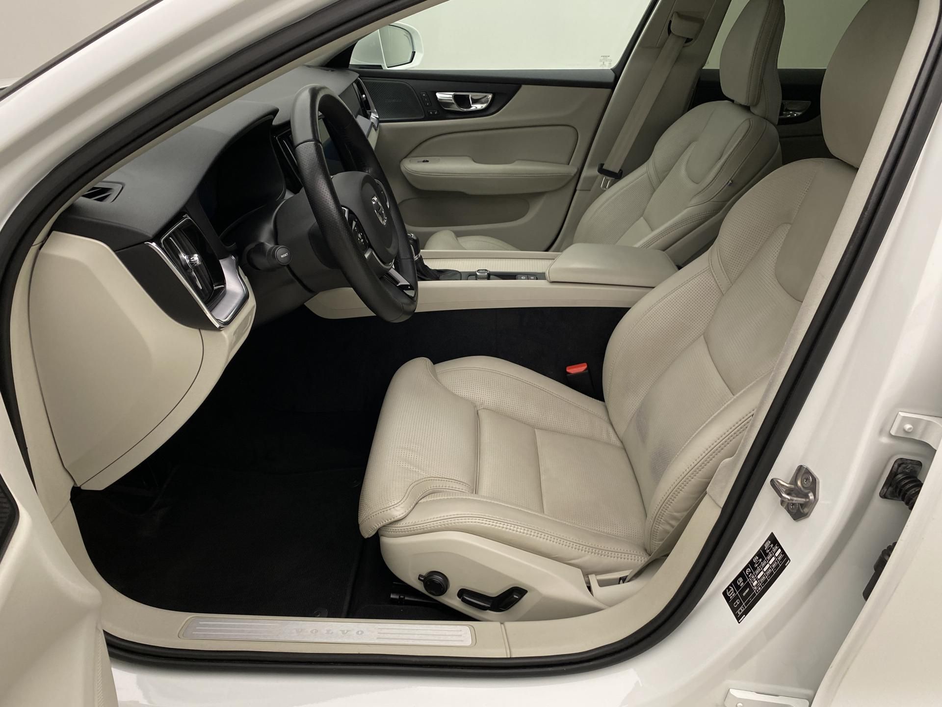Volvo V60, D4 MOMENTUM AUT - fotka 3