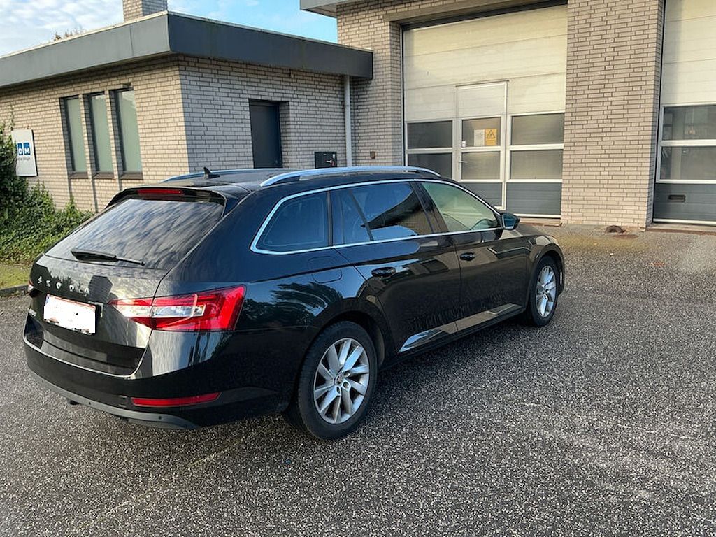 Škoda Superb, 2.0TDi 110kw elegance 1.majite - fotka 2