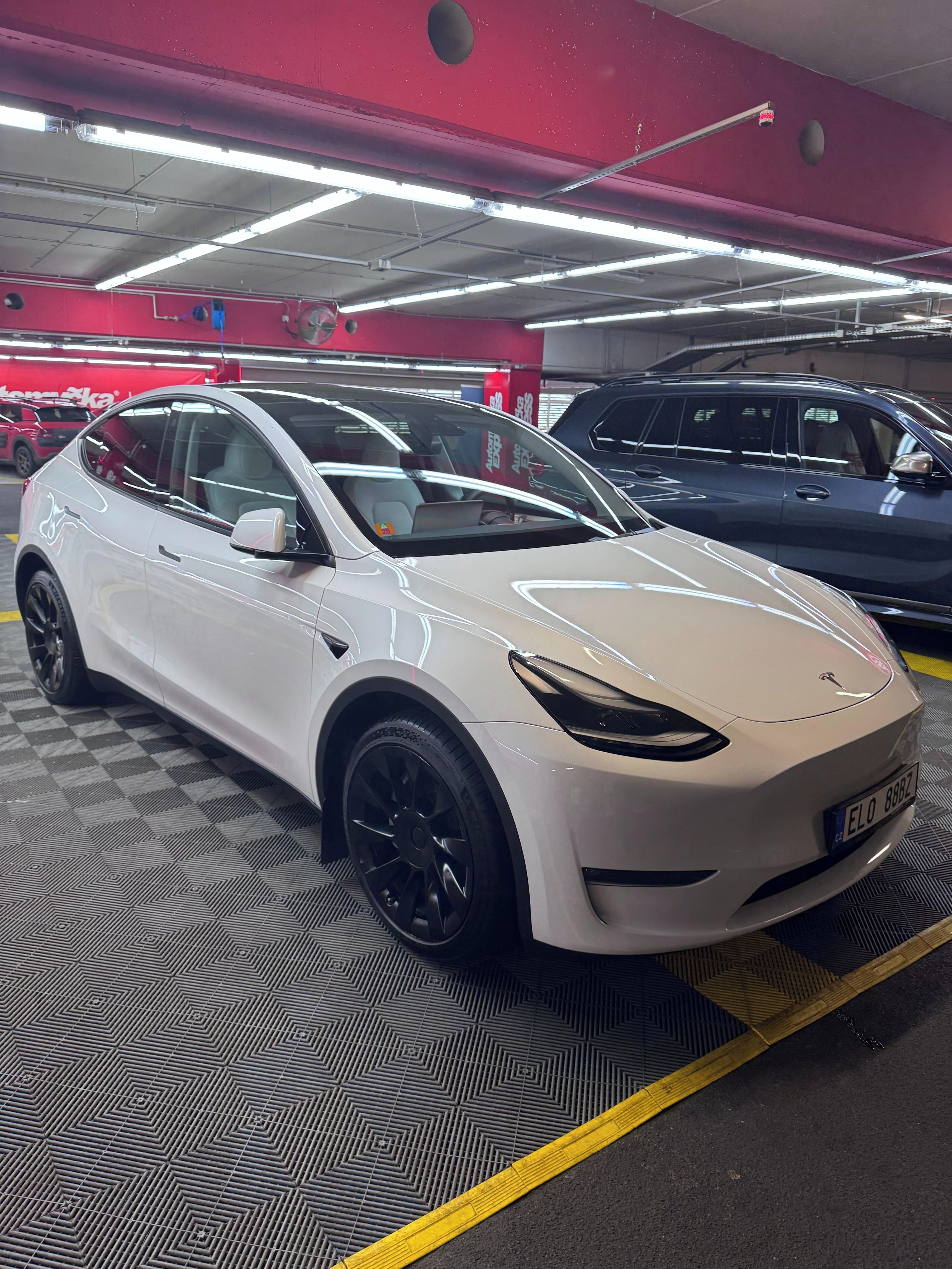 Tesla Model Y, Long Range AWD, bílý interiér - fotka 2