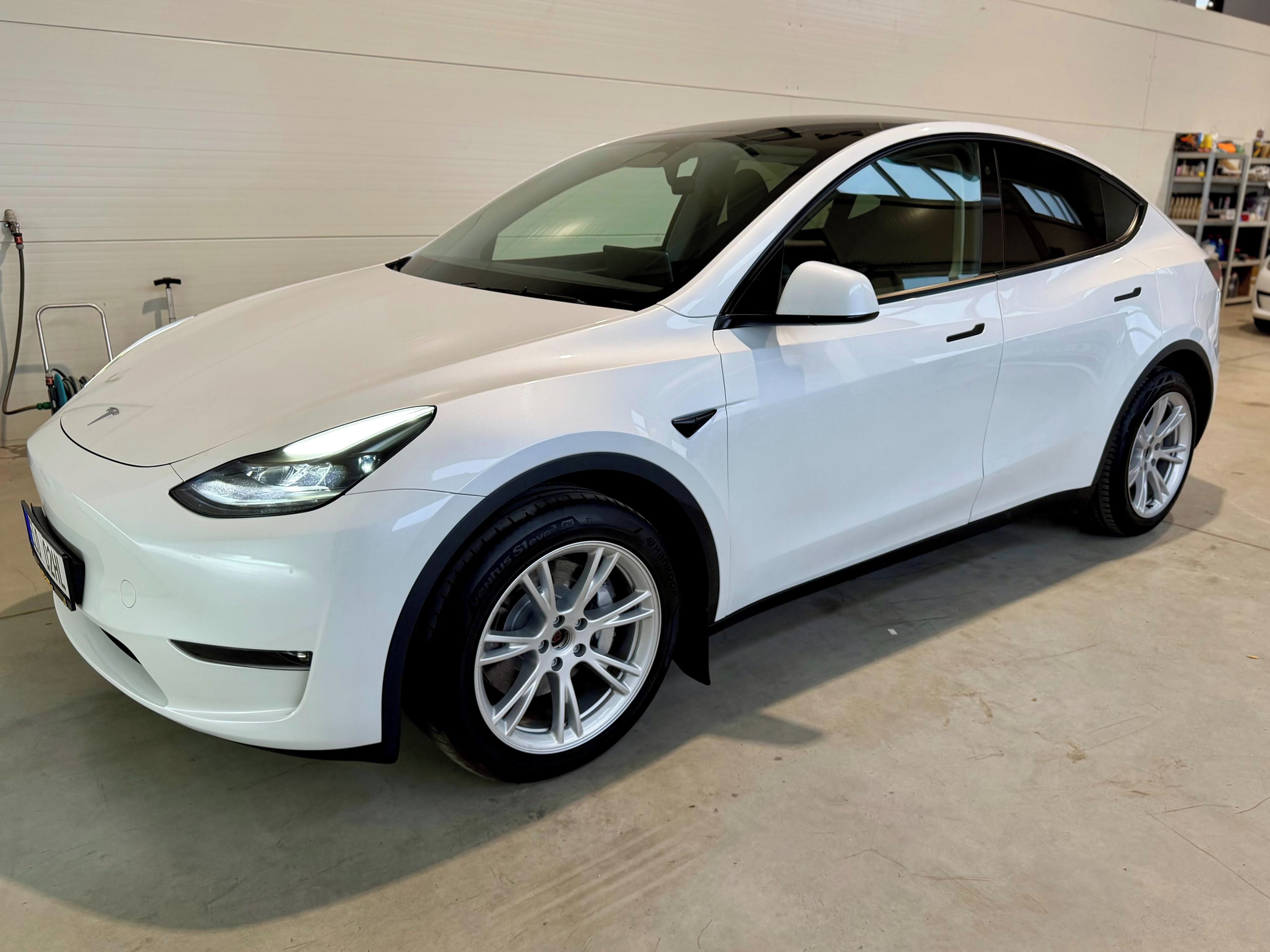 Tesla Model Y, LR AWD 34tkm tažné 95%SOH DPH - fotka 2