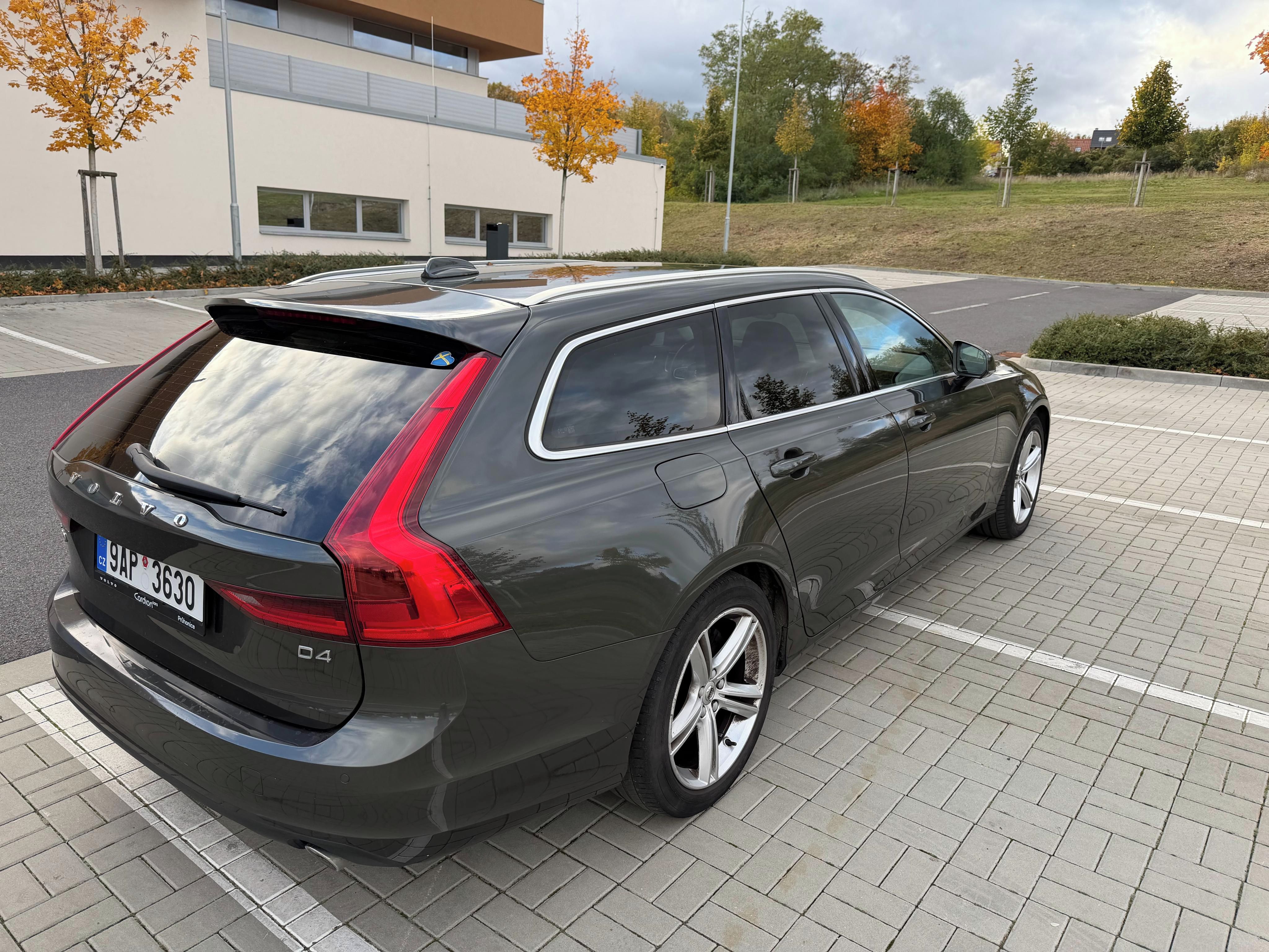 Volvo V90, 2.0 D4 Drive-E Momentum Auto - fotka 5
