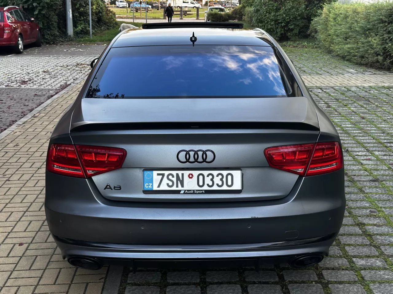 Audi A8, 4.2 V8 FSI Quattro 372k S-line - fotka 4