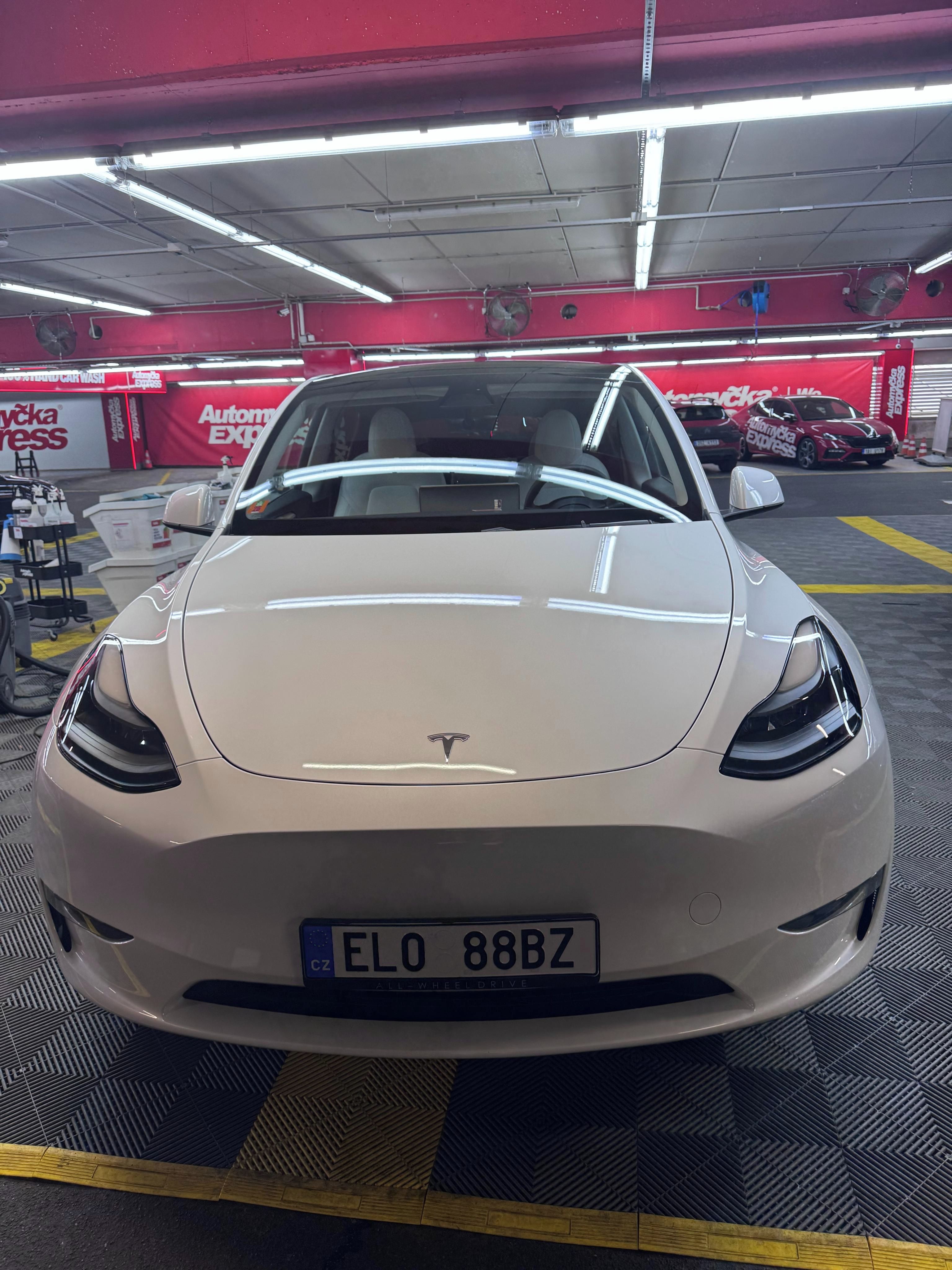 Tesla Model Y, Long Range AWD, bílý interiér - fotka 5