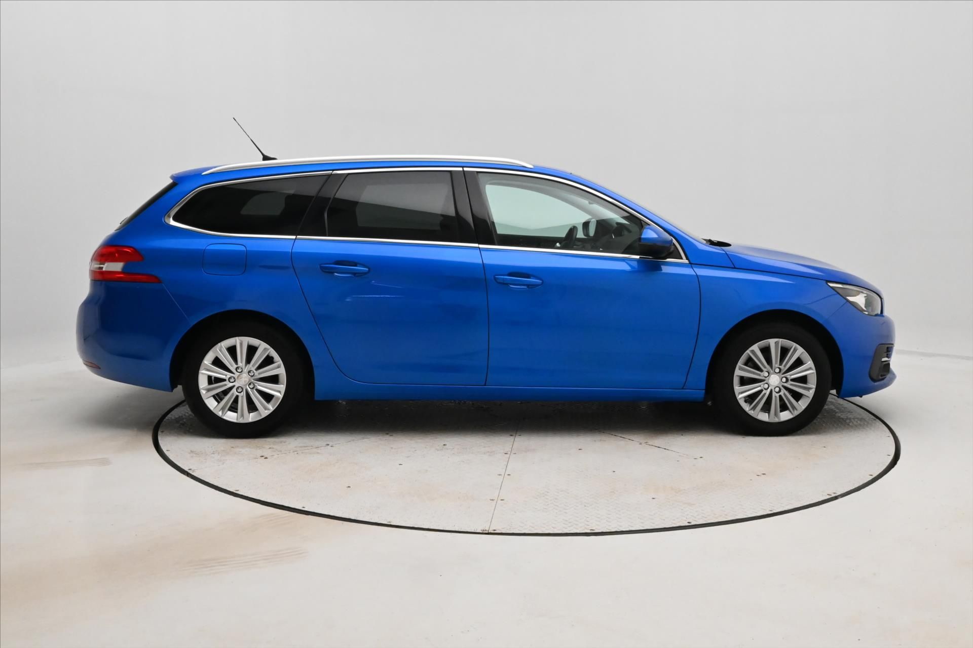 Peugeot 308, 1,5 BlueHDI 96 kW Allure Záruk - fotka 4