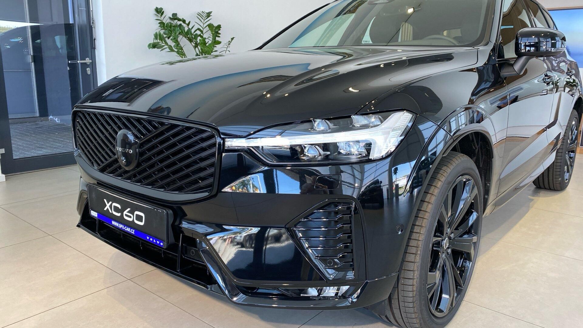 Volvo XC60, PLUS BLACK EDITION, B5 AWD, 18 - fotka 4