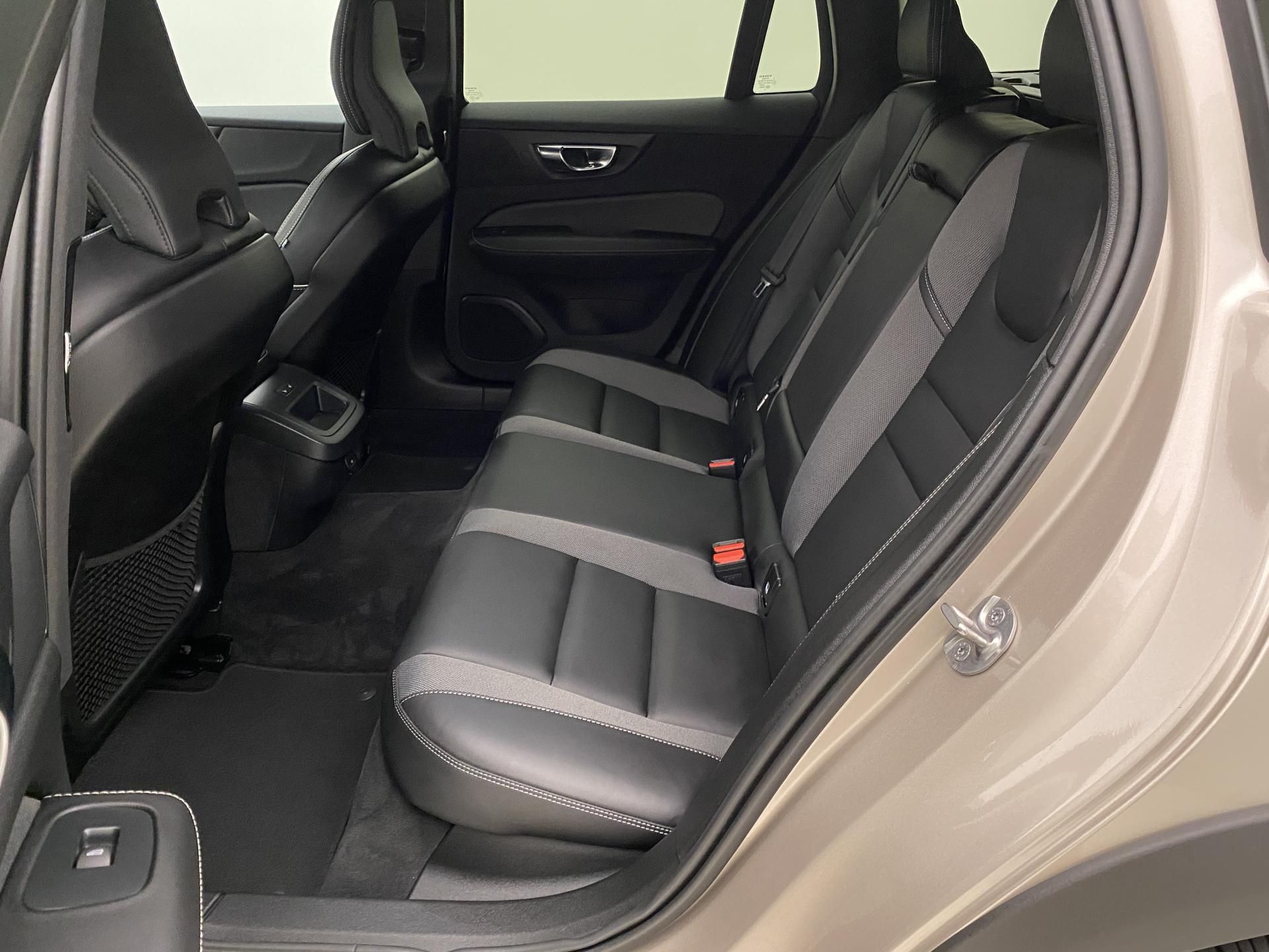 Volvo V60, CC B5 AWD BRIGHT PLUS AUT - fotka 5