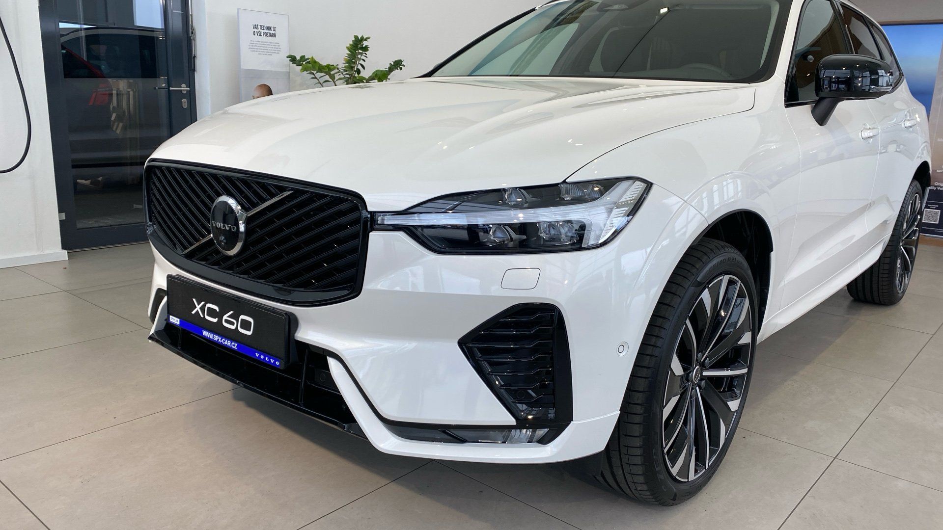 Volvo XC60, PLUS DARK, B5 AWD, 184+10 kW / - fotka 6