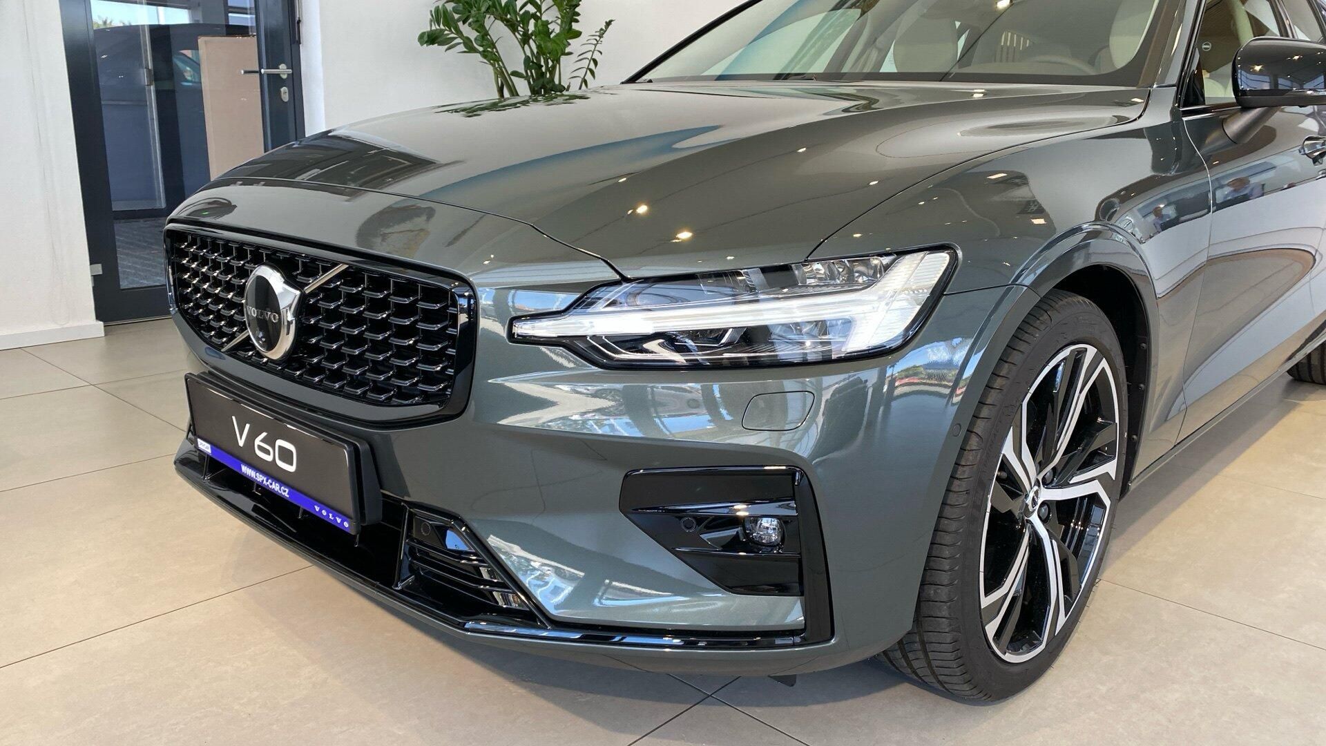 Volvo V60, PLUS DARK, B4, 145+10 kW / 197 - fotka 5