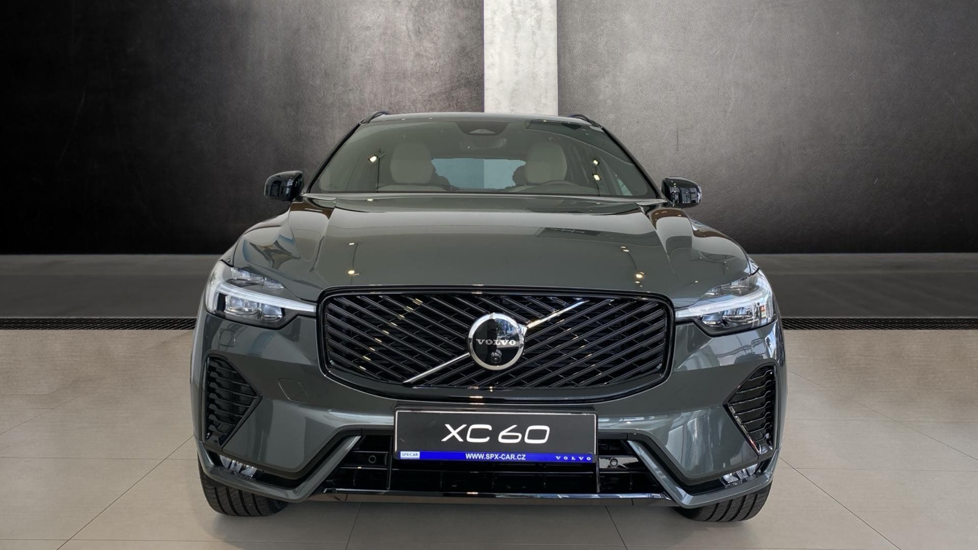 Volvo XC60, PLUS DARK, B5 AWD, 184+10 kW / - fotka 2
