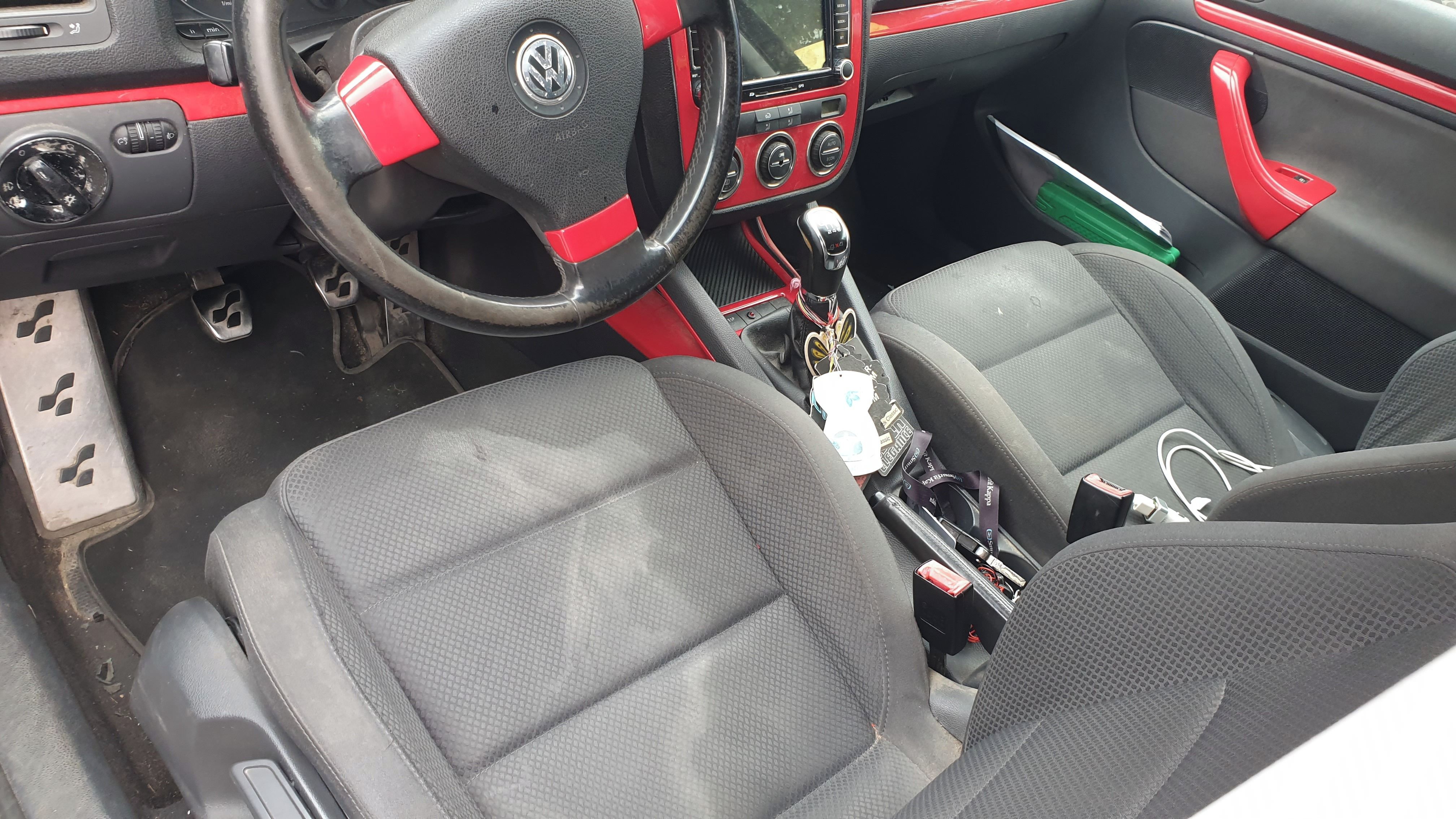 Volkswagen Golf, 2,0TDI  103 kw r32 jen vzhled - fotka 4