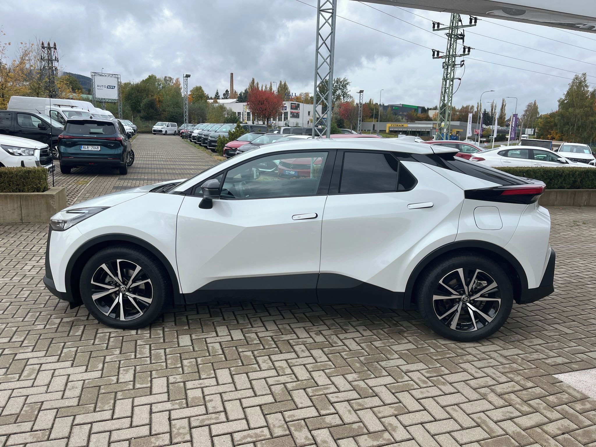 Toyota C-HR, 1.8 Hybrid e-CVT Style - fotka 3