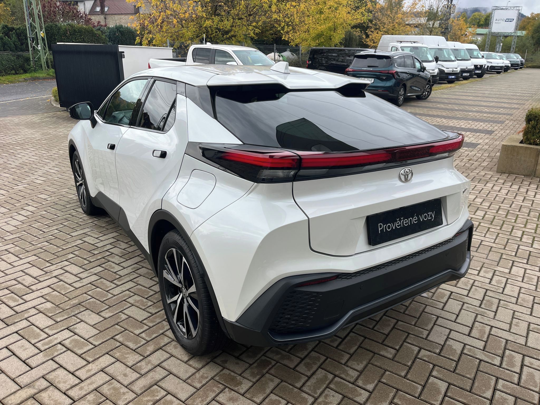 Toyota C-HR, 1.8 Hybrid e-CVT Style - fotka 4