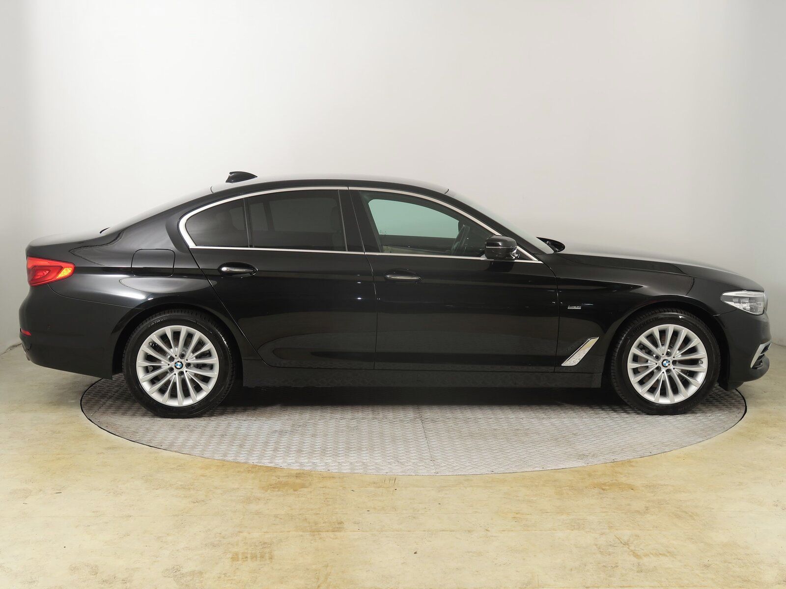 BMW Řada 5, 530i xDrive, Luxury Line, 4X4 - fotka 6