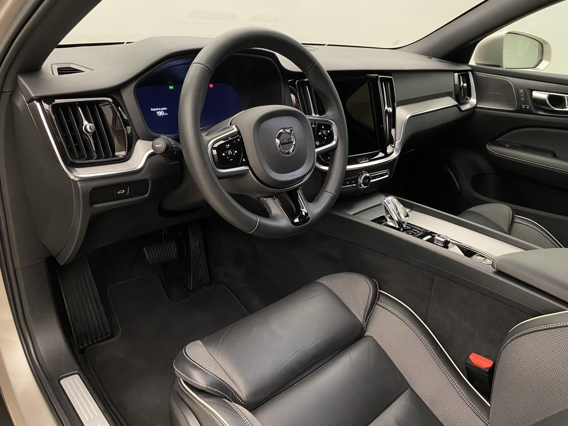 Volvo V60, CC B5 AWD BRIGHT PLUS AUT - fotka 4