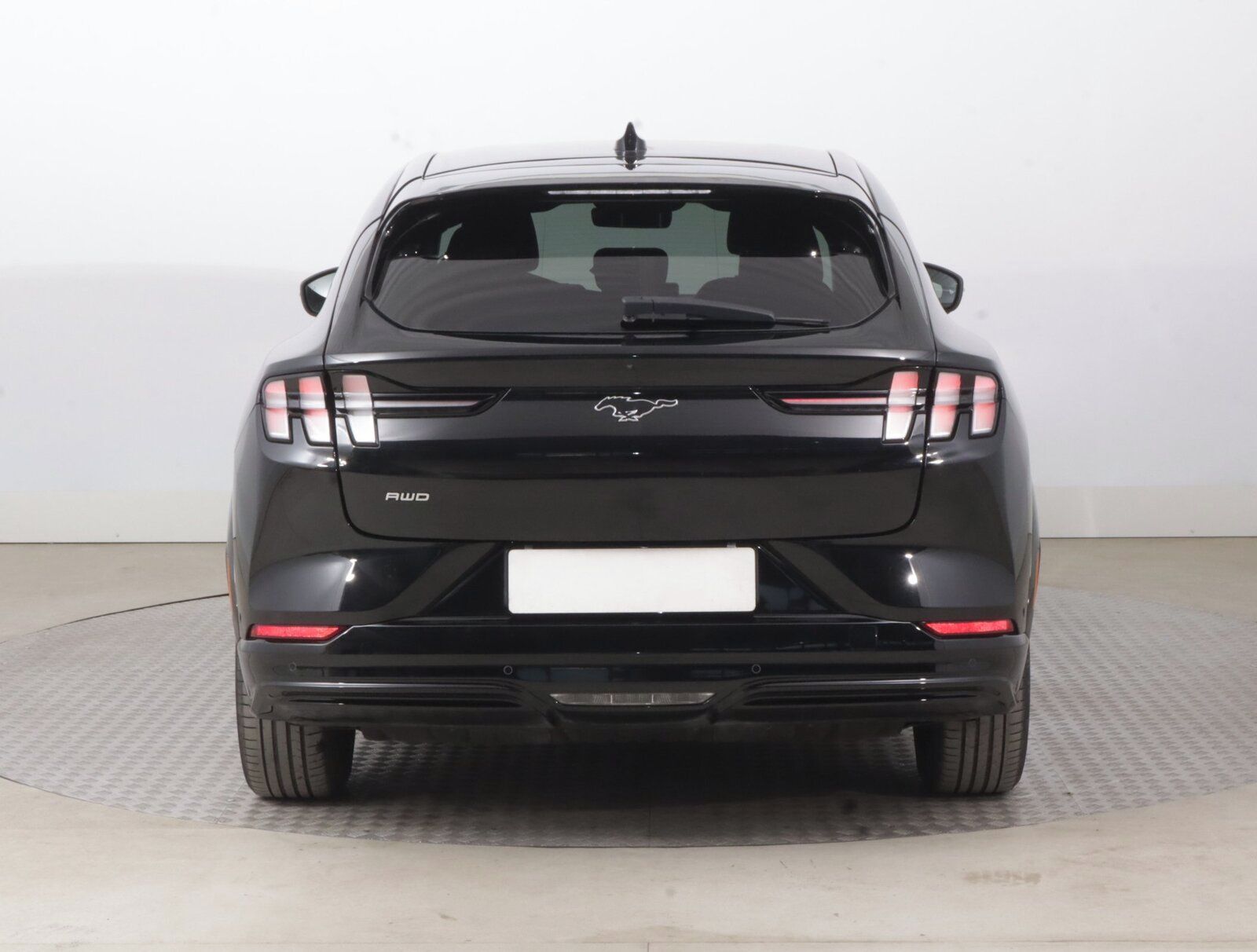 Ford Mustang Mach-E, Standard Range AWD, SoH 94% - fotka 4