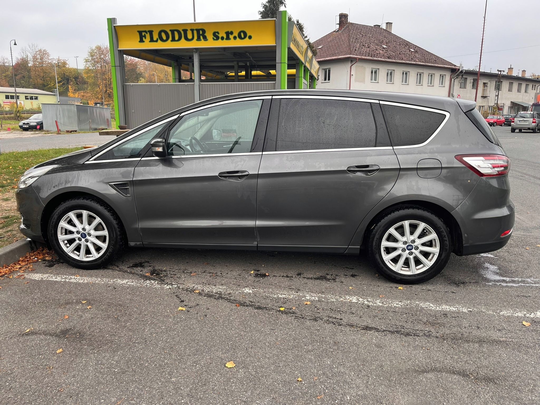 Ford S-MAX, 1.5 benzin, malý nájezd - fotka 3