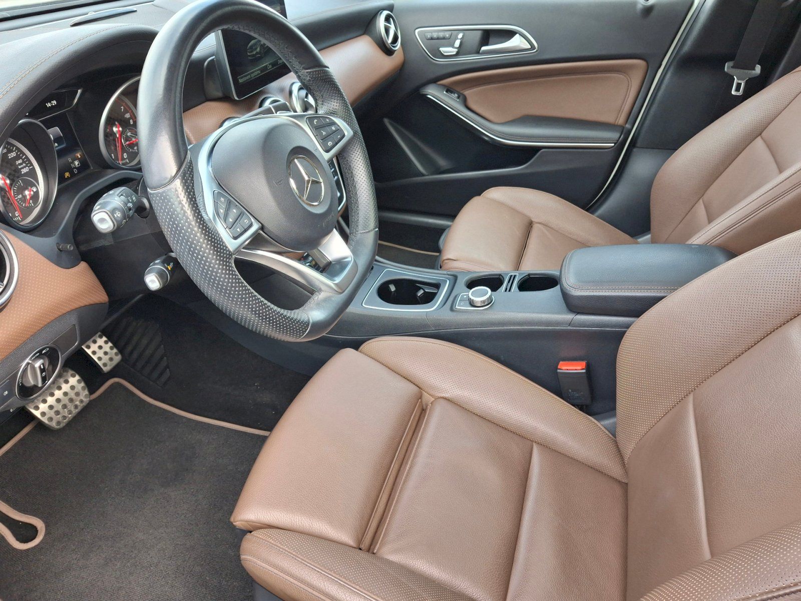 Mercedes-Benz Třídy A, AMG Automat 4 Matic 2,0i 135kW - fotka 6