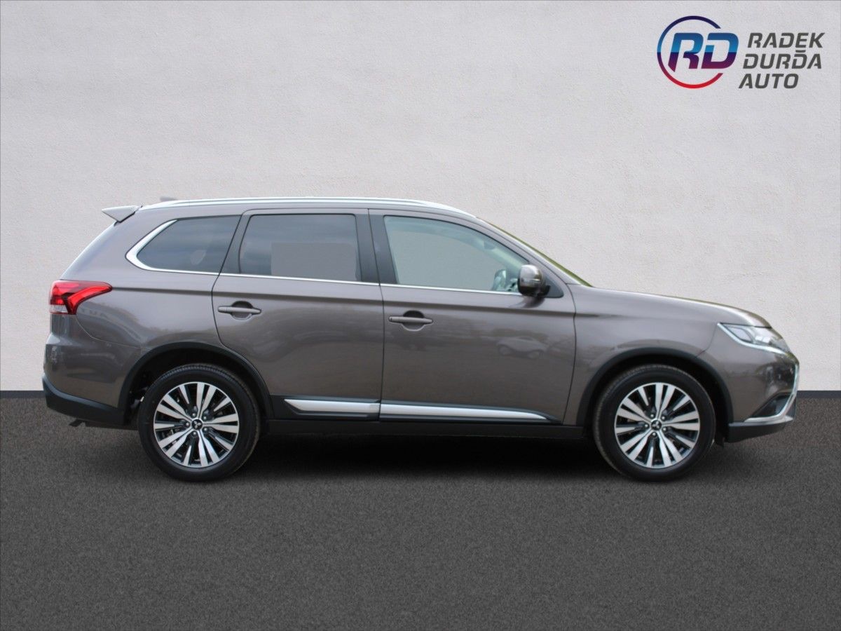 Mitsubishi Outlander, 2,0 i  A/T,4x4,7.MÍST,INSTYLE+ - fotka 4
