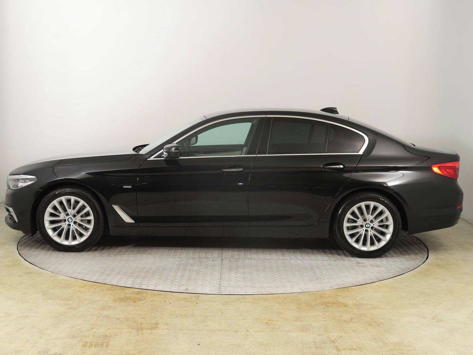 BMW Řada 5, 530i xDrive, Luxury Line, 4X4 - fotka 3