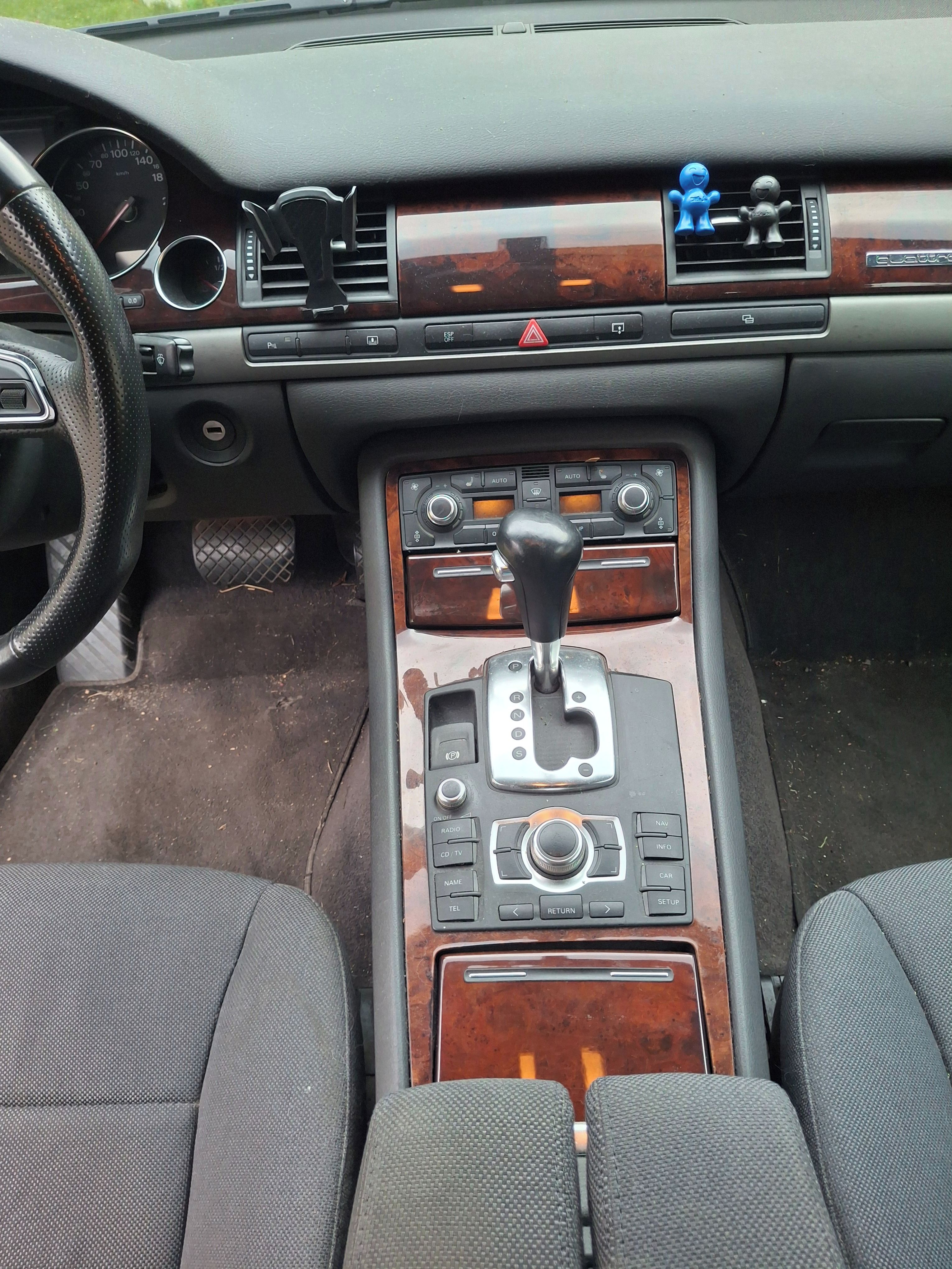 Audi A8, 3.7 benzín + plyn - fotka 6