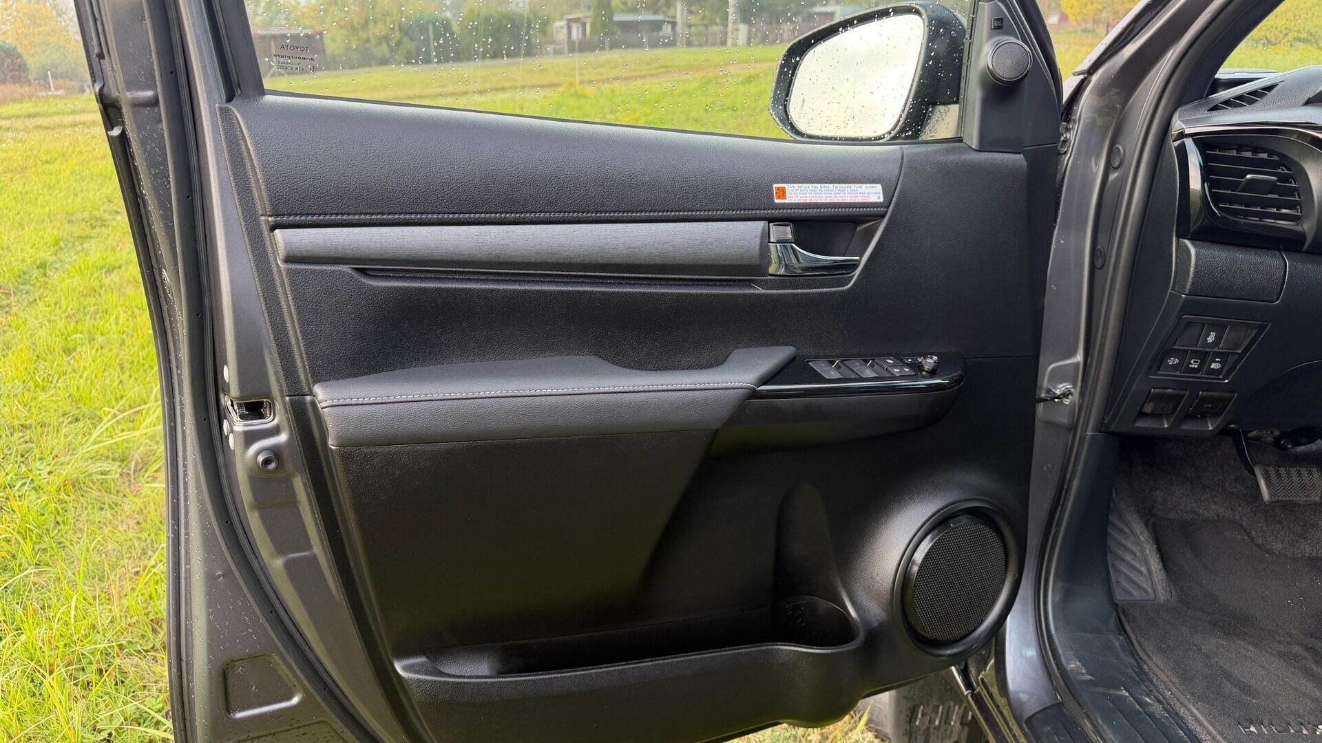 Toyota Hilux, AT INVINCIBLE - fotka 5