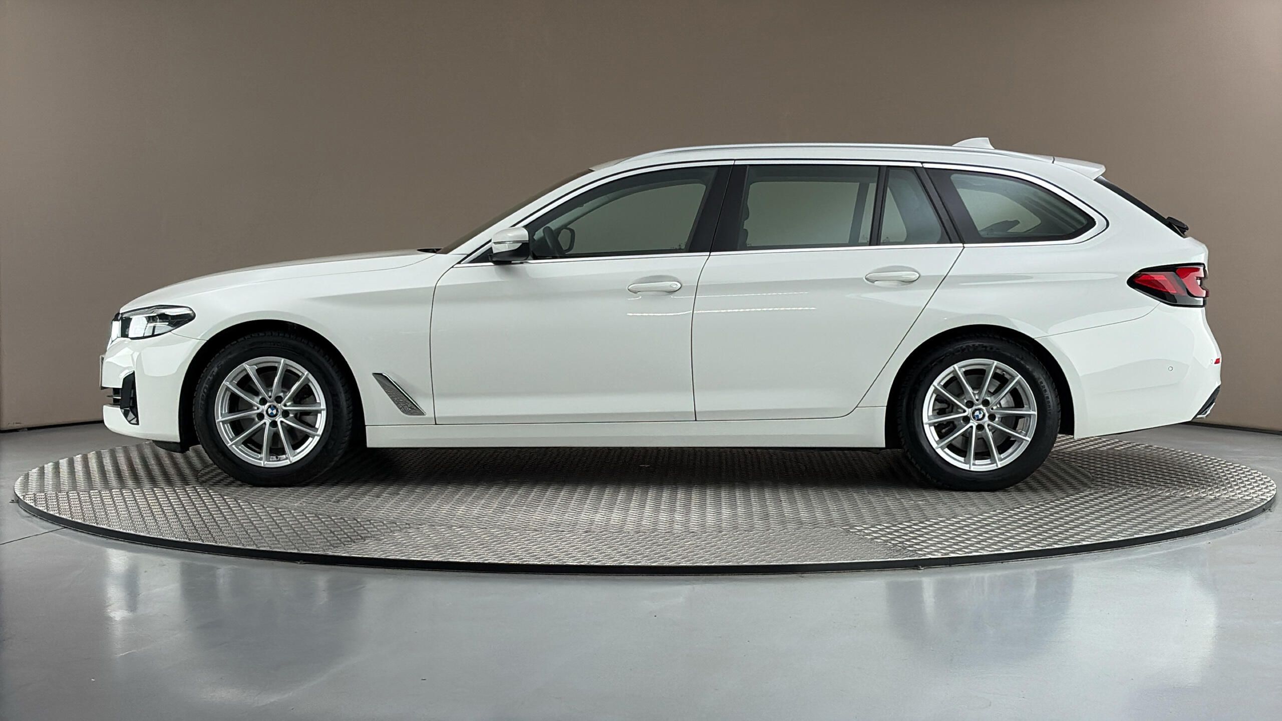BMW Řada 5, 2.0 520d At Touring - fotka 4