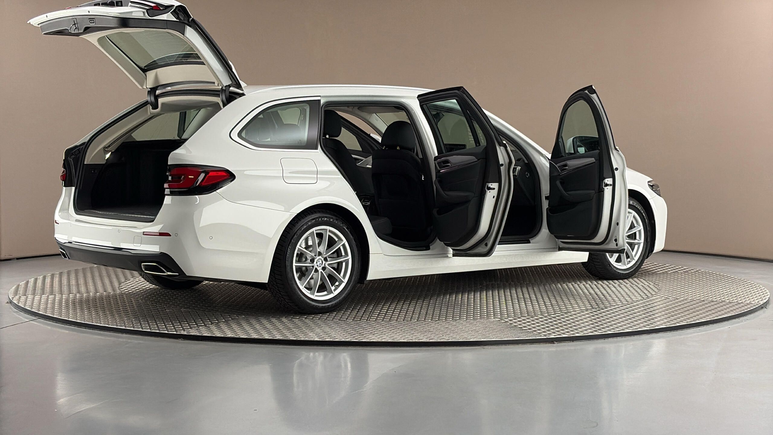 BMW Řada 5, 2.0 520d At Touring - fotka 6