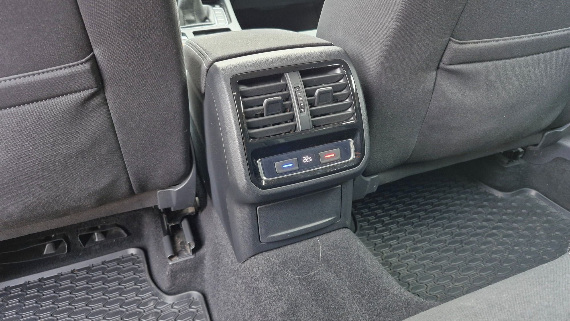 Volkswagen Passat, 2.0 TDI, 110KW, manuál - fotka 5