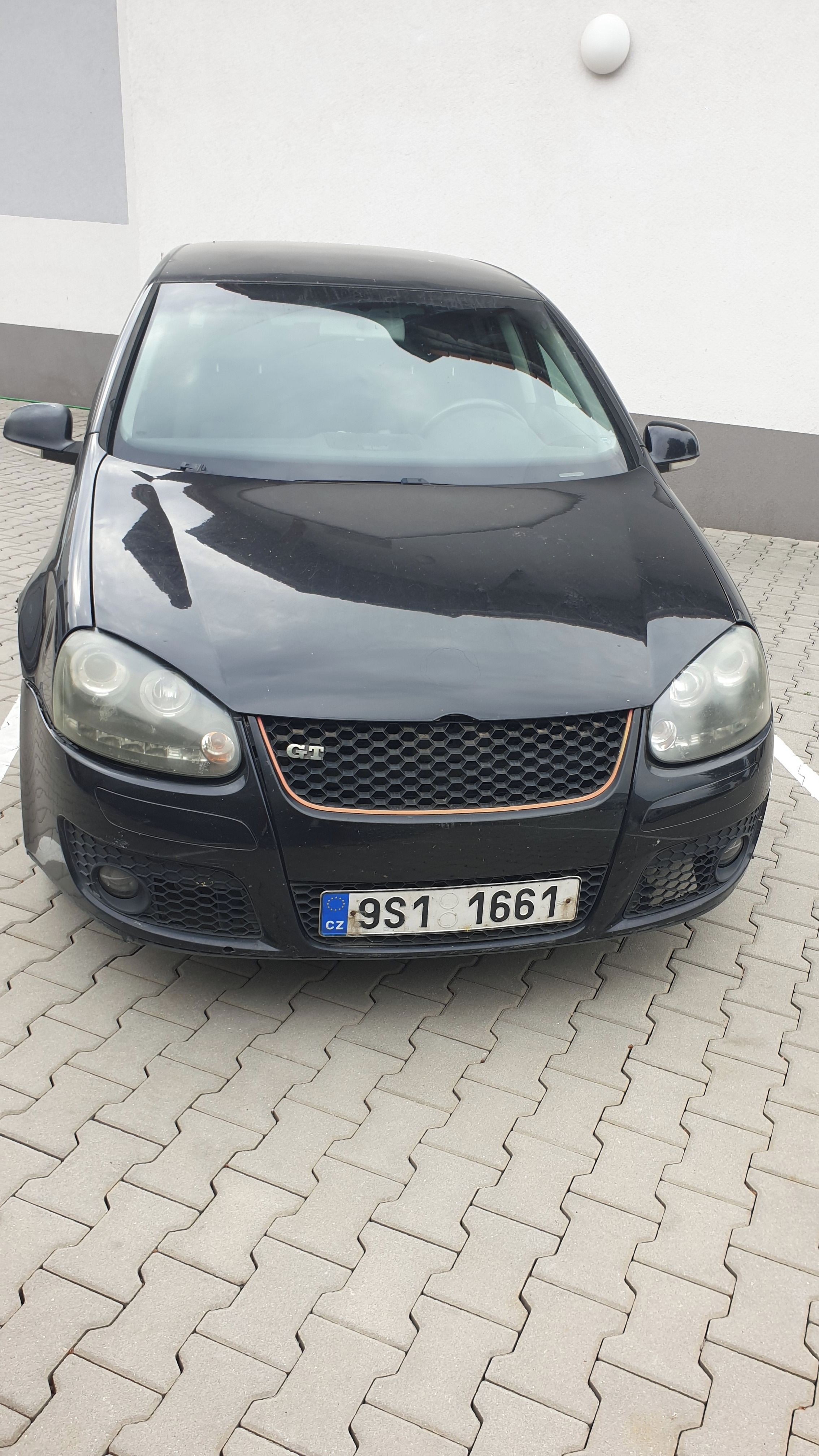 Volkswagen Golf, 2,0TDI  103 kw r32 jen vzhled - fotka 2