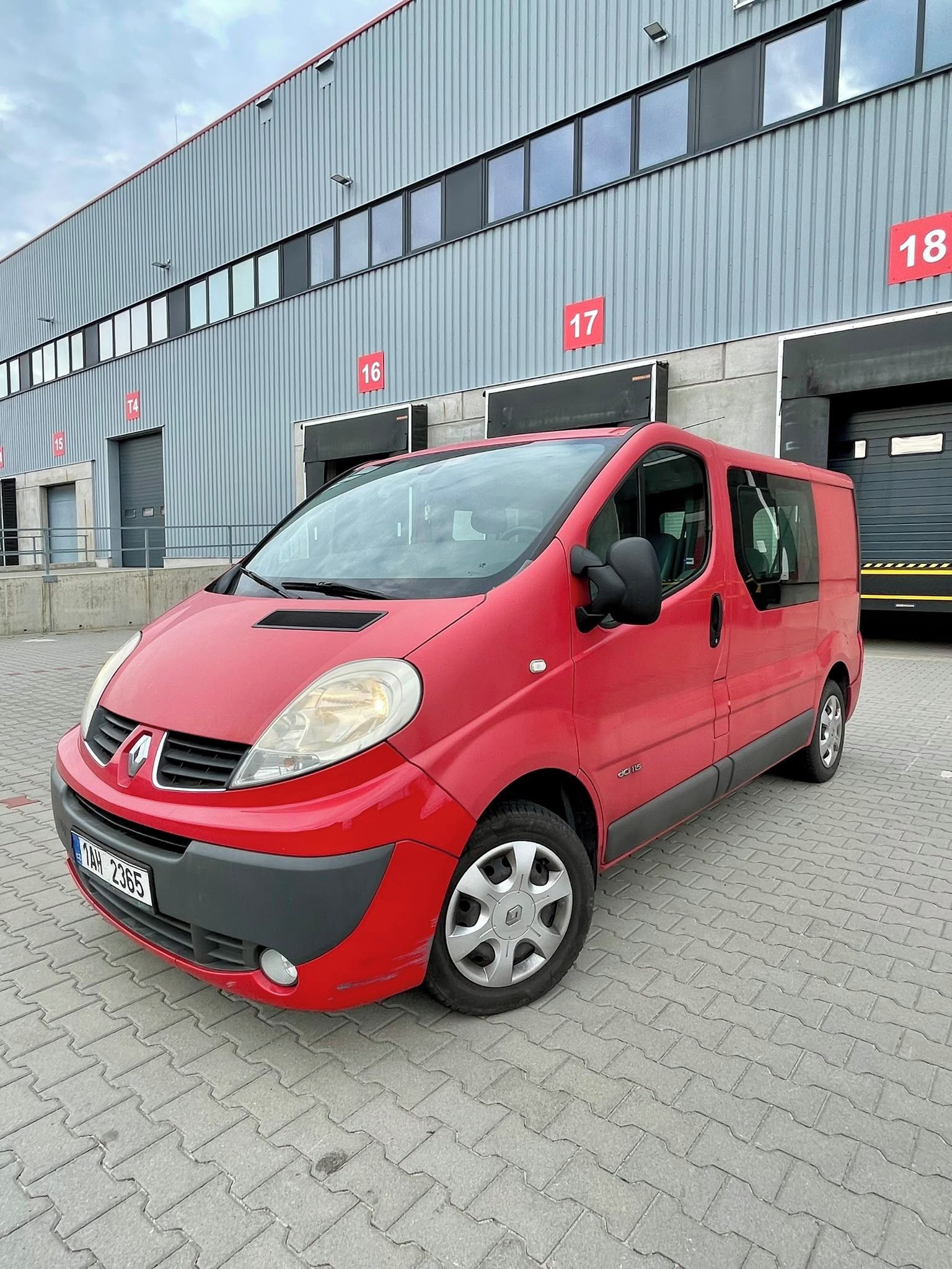 Renault Trafic, Renault Trafic Passenger 2.0 d - fotka 2