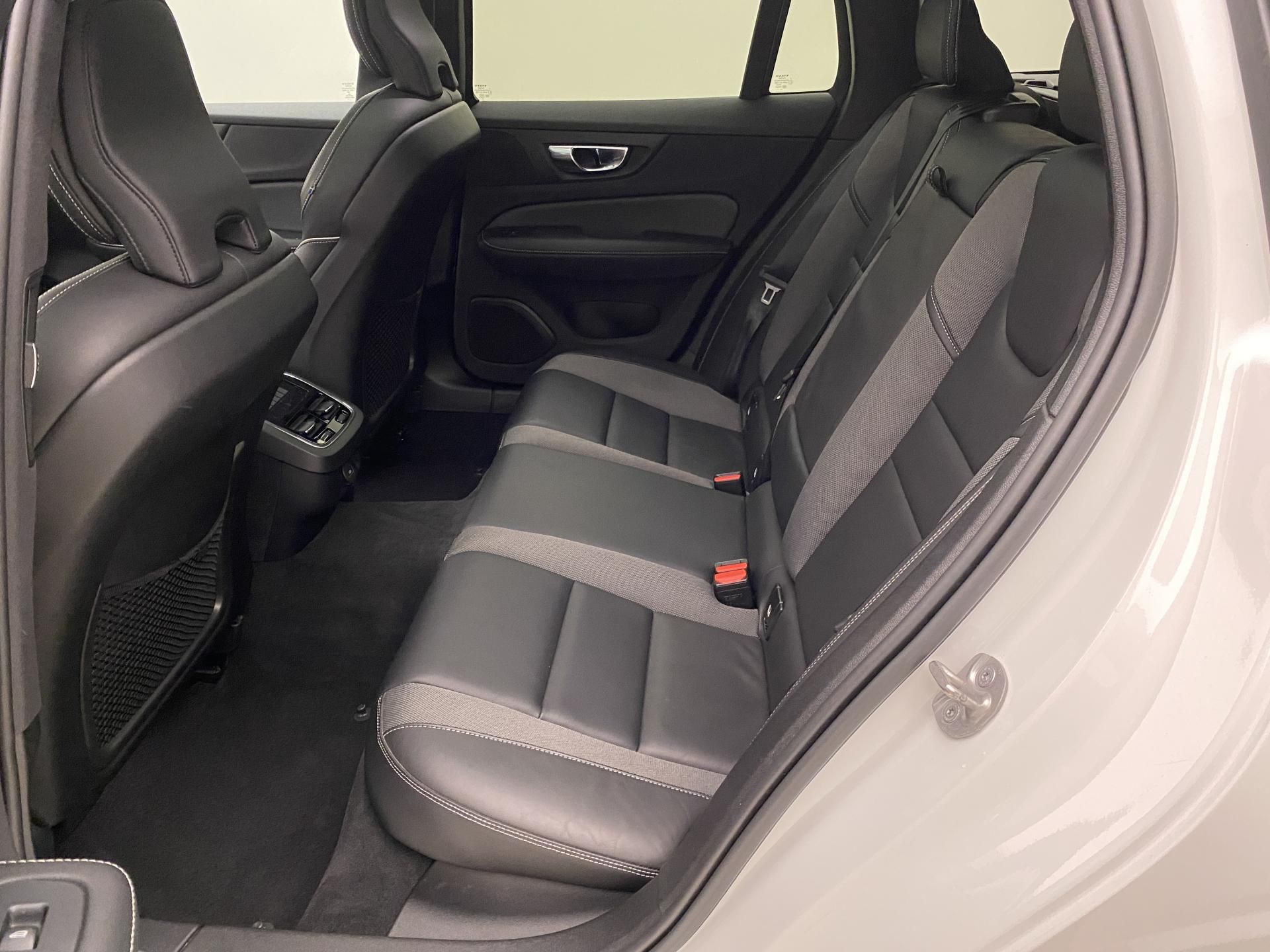 Volvo V60, B4 DARK PLUS AUT - fotka 5