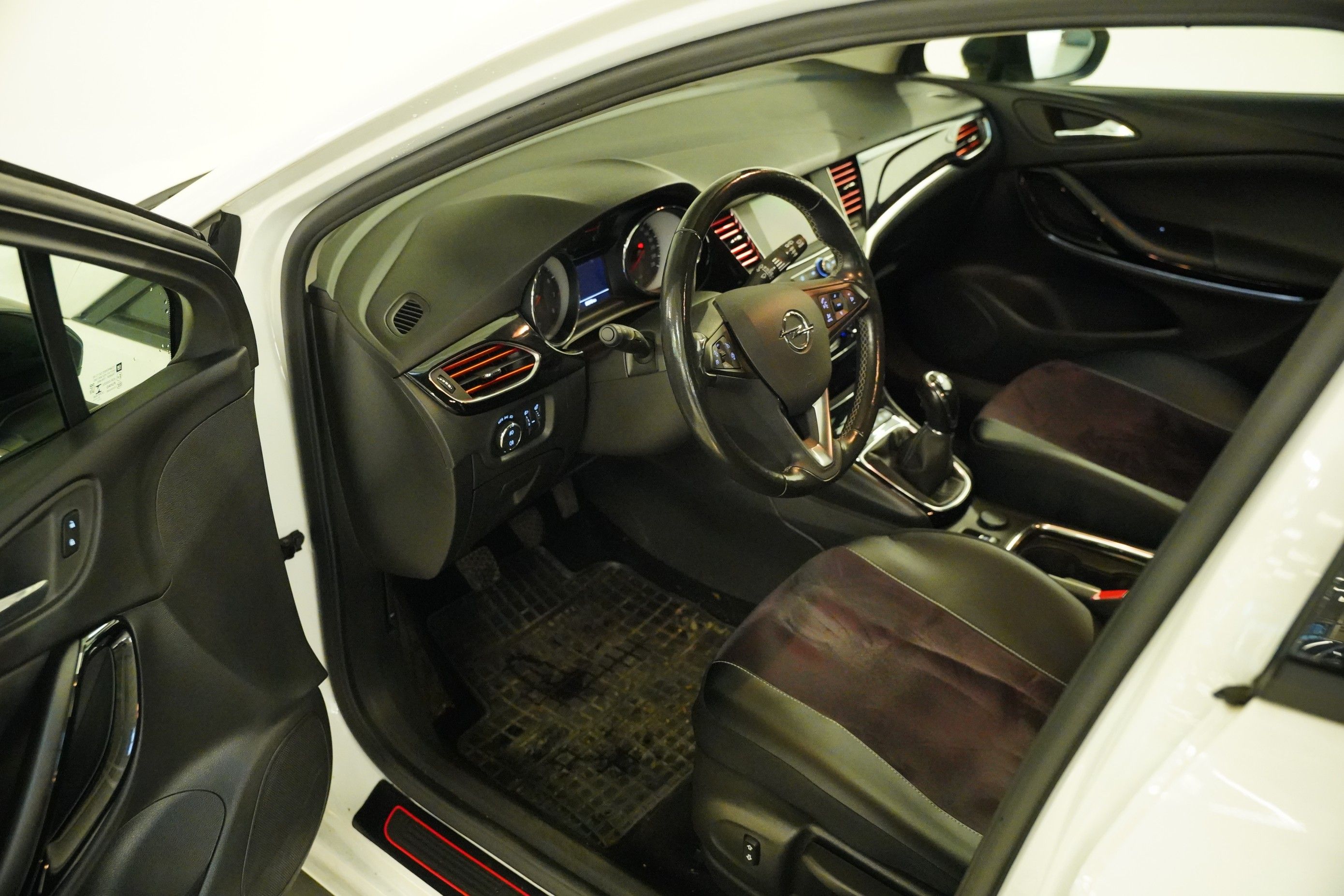 Opel Astra, 1.2 T 96 kW DesignTech - fotka 6