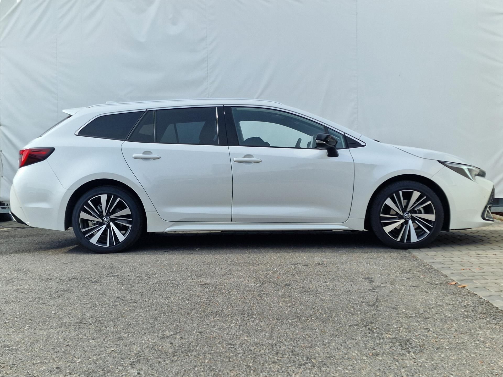 Toyota Corolla, 1,8 Hybrid e-CVT 140k  TS Styl - fotka 2