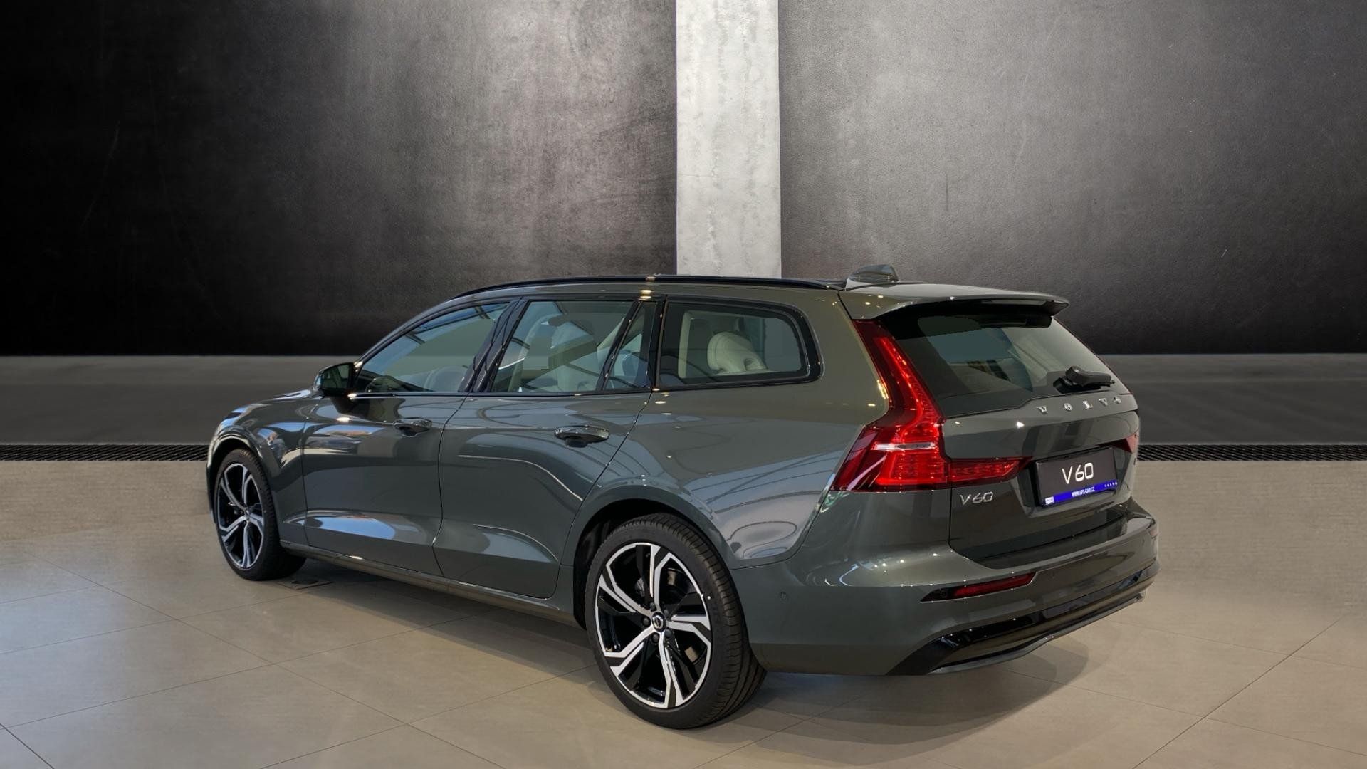 Volvo V60, PLUS DARK, B4, 145+10 kW / 197 - fotka 4