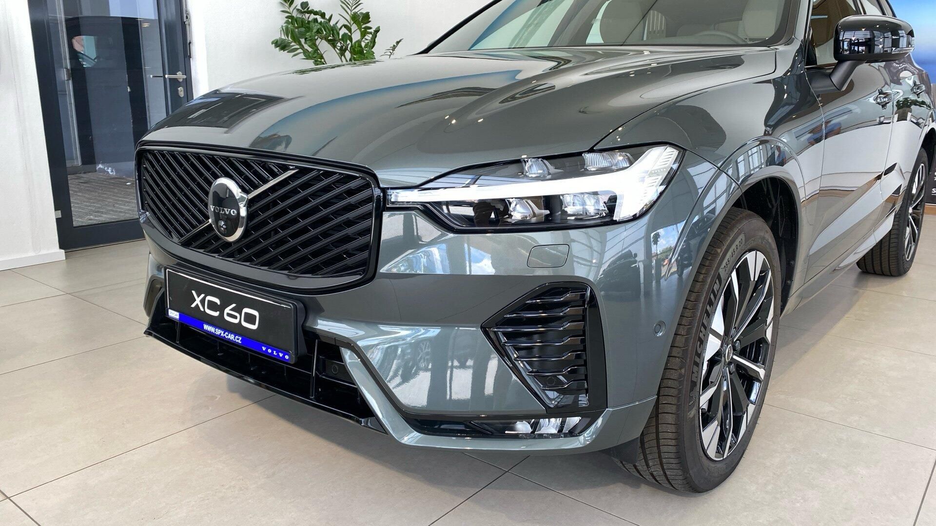 Volvo XC60, PLUS DARK, B5 AWD, 184+10 kW / - fotka 5
