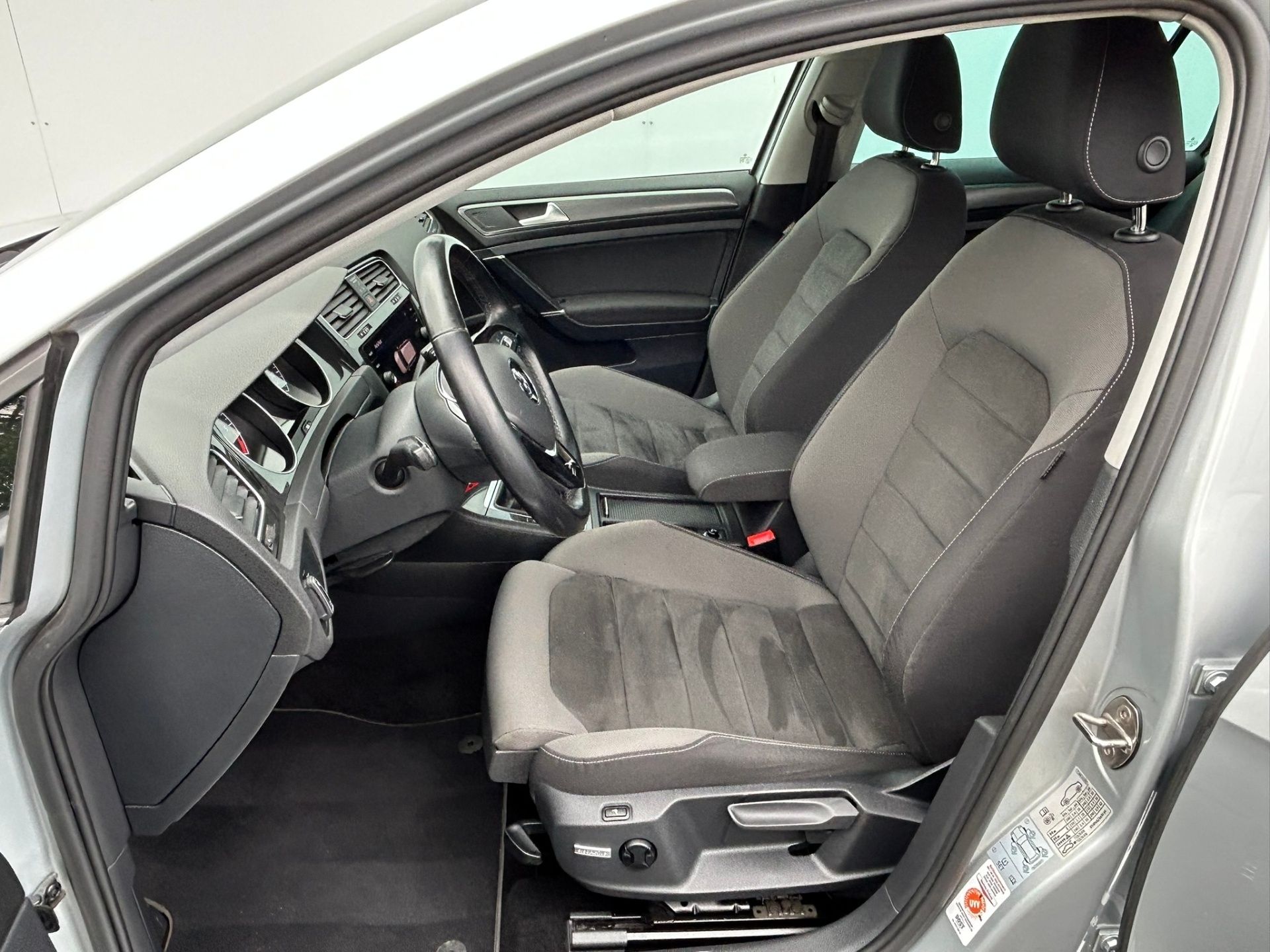 Volkswagen Golf, 1.6 TDI 85 kW MANUÁL - fotka 6