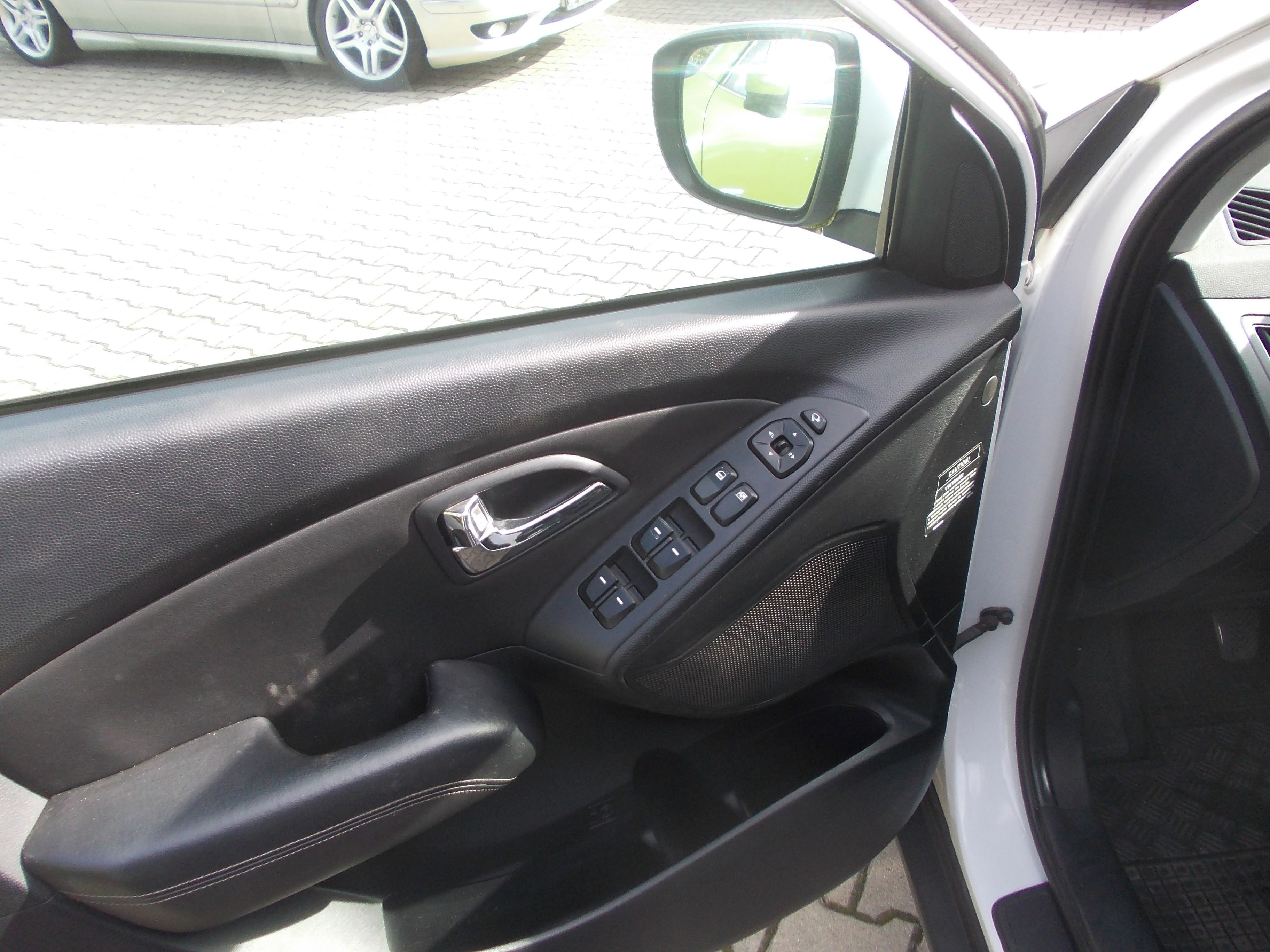 Hyundai ix35, 2.0CRDI 100KW 4x4 čr - fotka 5