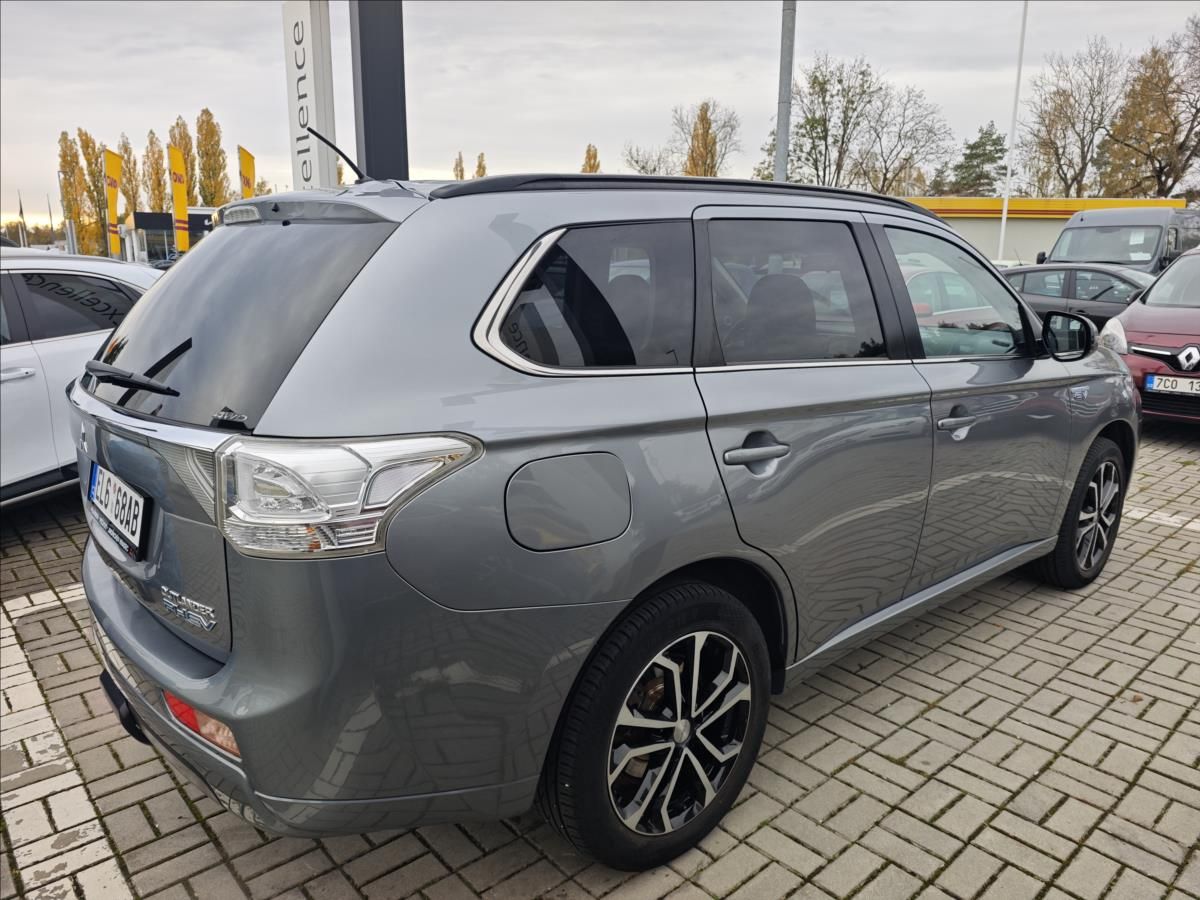Mitsubishi Outlander, 2,0 Plug-in HYBRID  4x4 INTENS - fotka 6