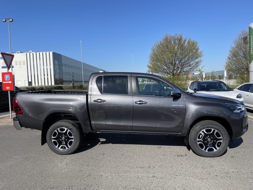 Toyota Hilux, 2.8D Executive ODBĚR 3/2027 - fotka 2