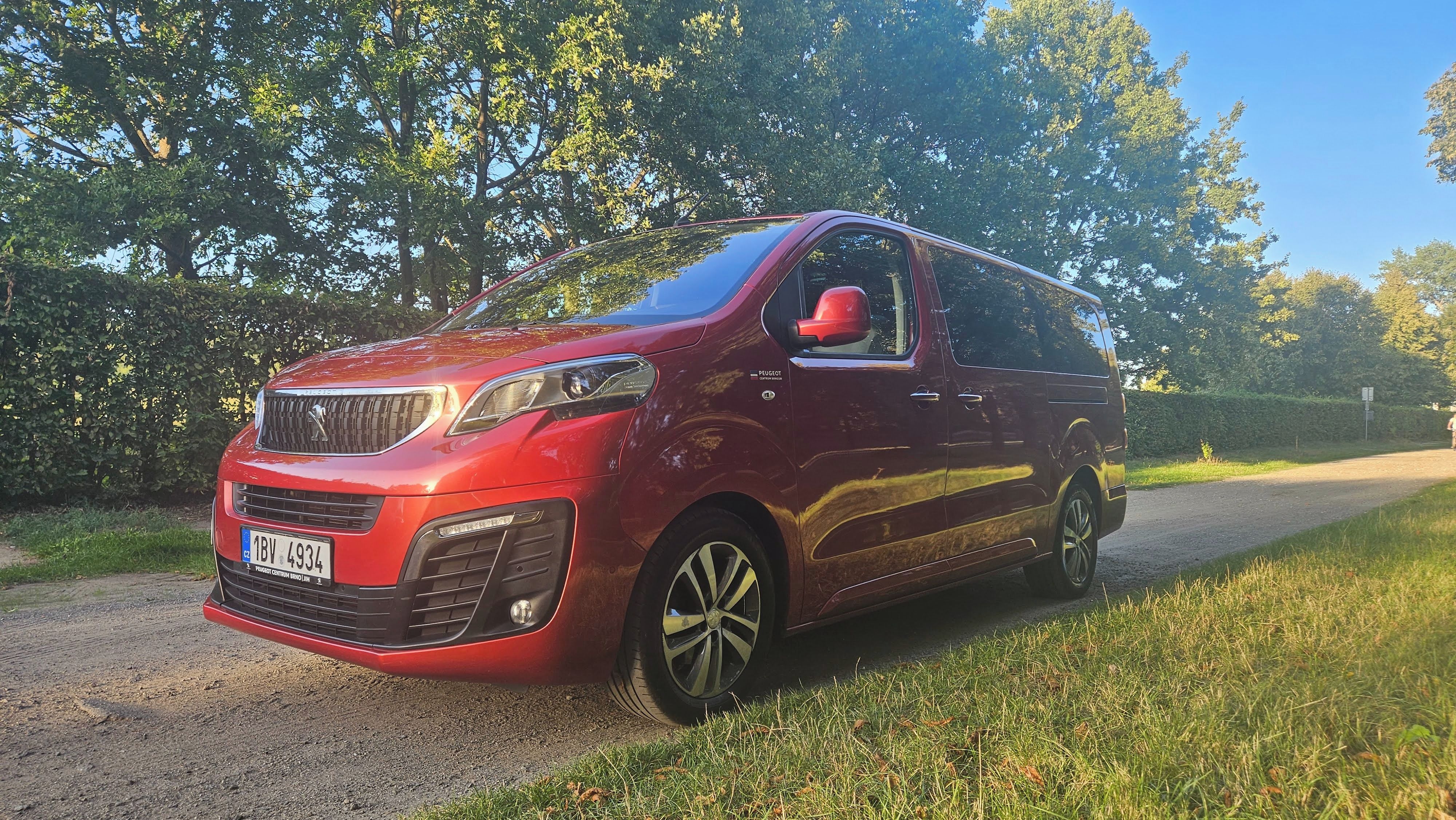 Peugeot Traveller, největší verze XL+,  8 míst