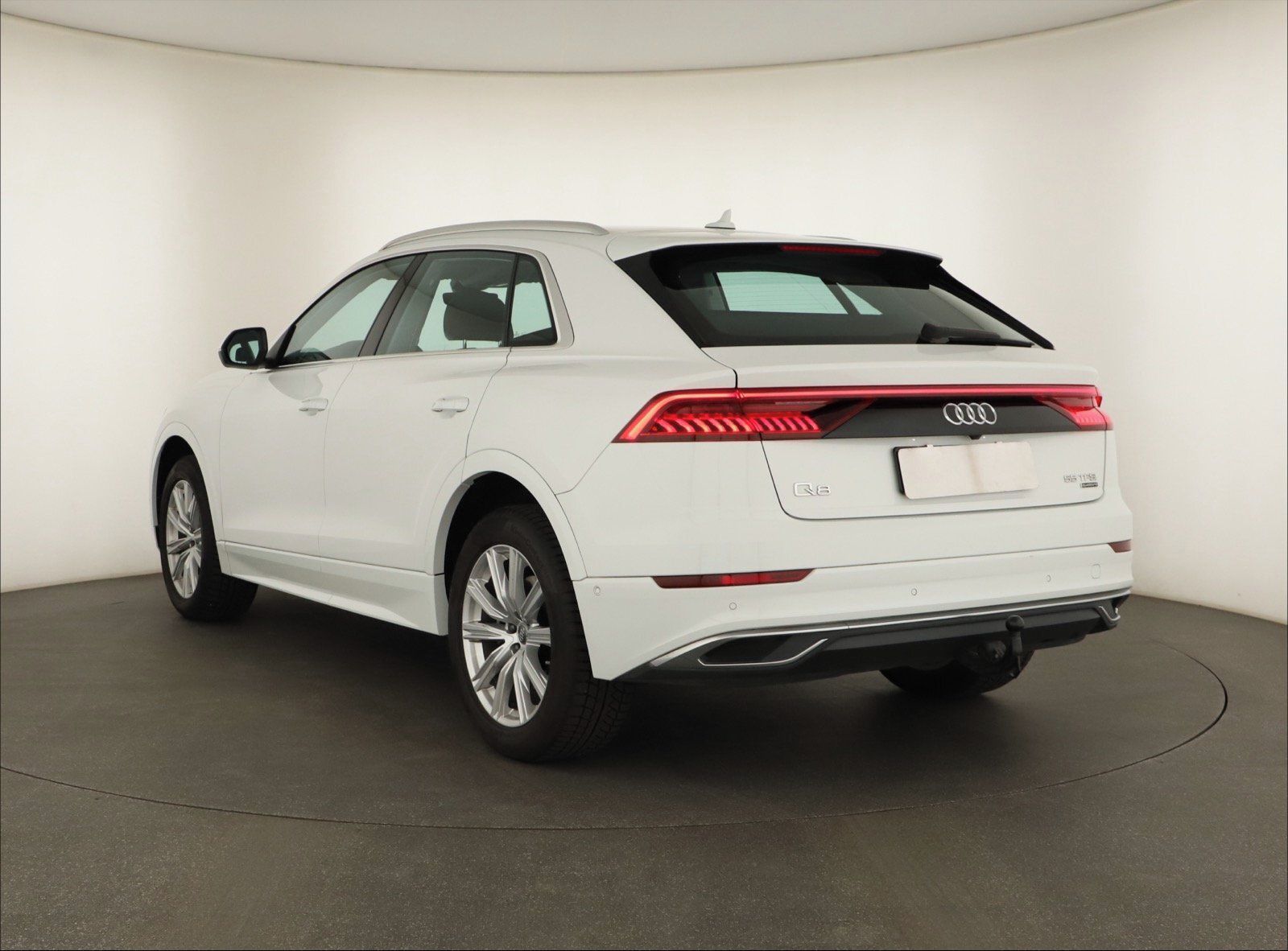 Audi Q8, 55 TFSI, ČR, Panorama, Kůže - fotka 4