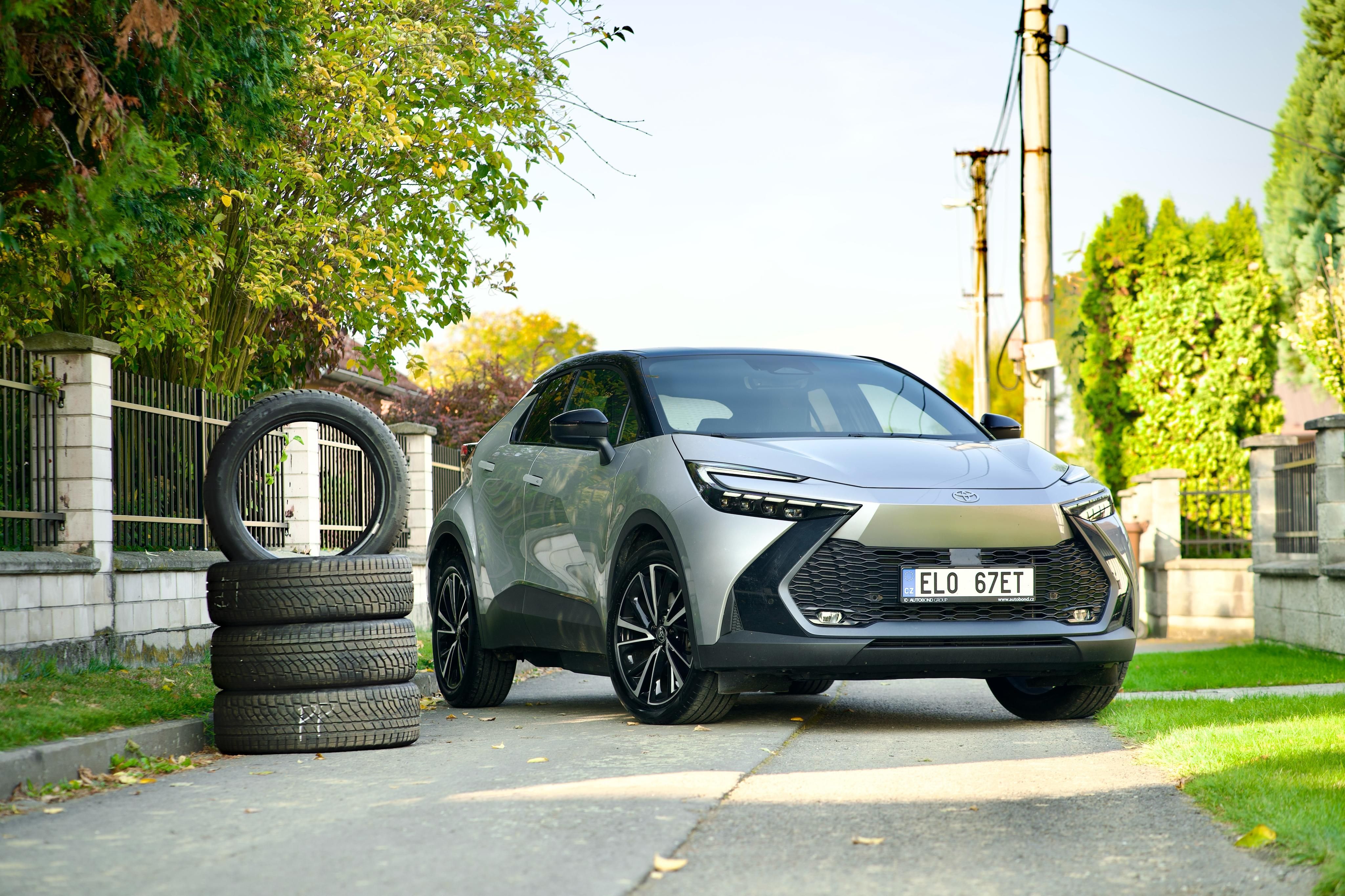 Toyota C-HR, 2.0 PHEV Executive +ZIMNÍ PNEU - fotka 2