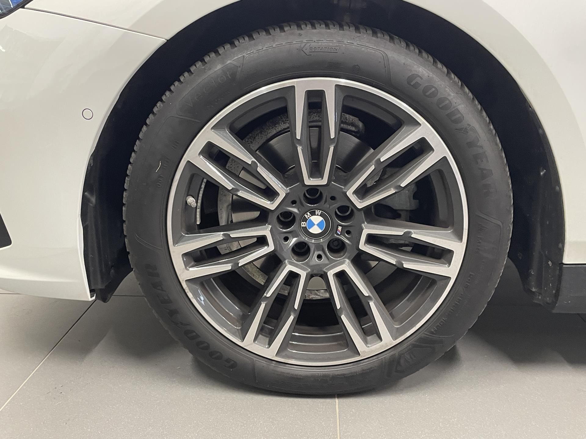 BMW Řada 5, 520d xDrive, Mpaket - fotka 5