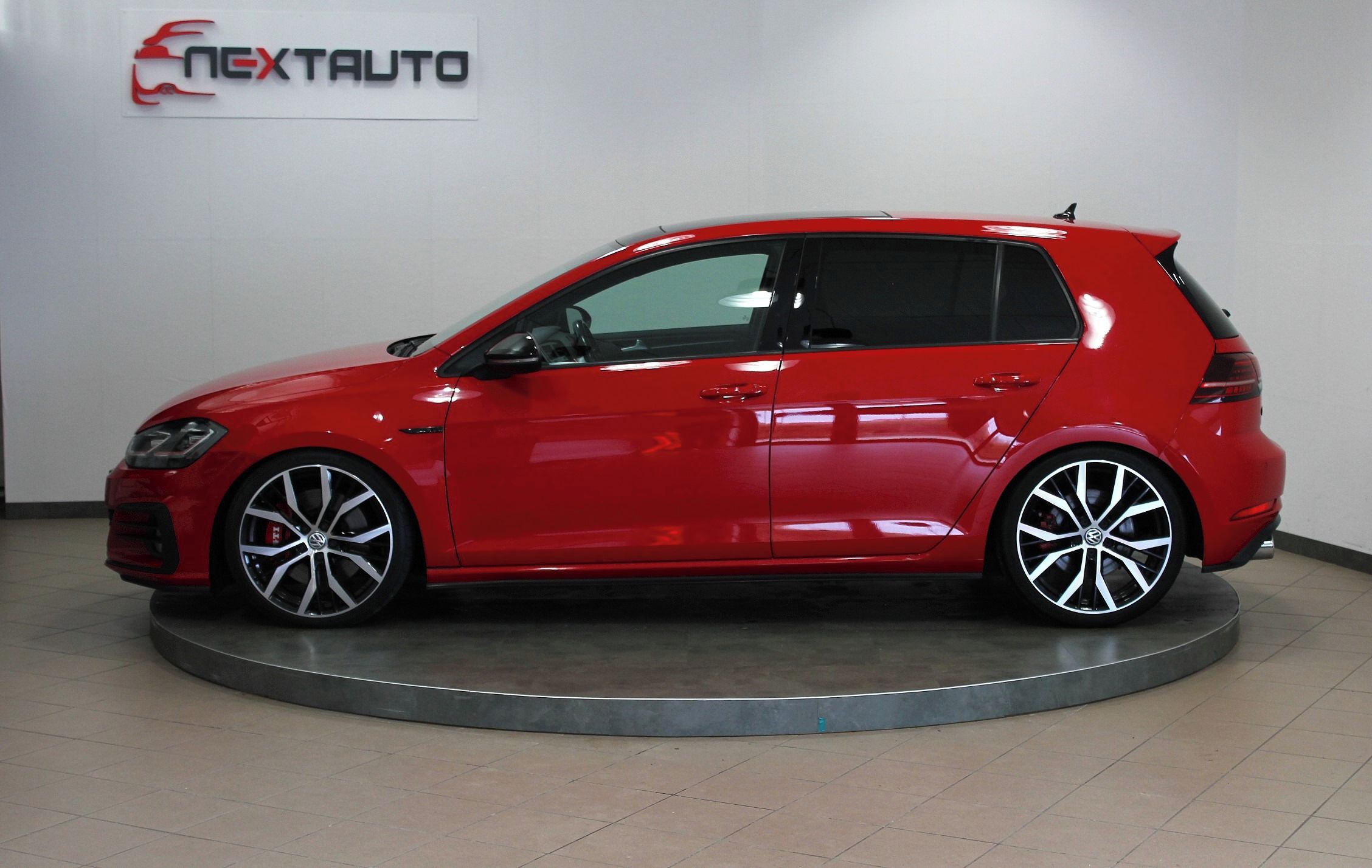 Volkswagen Golf, 2.0TSI 180kW DSG GTI PERFOR. - fotka 2