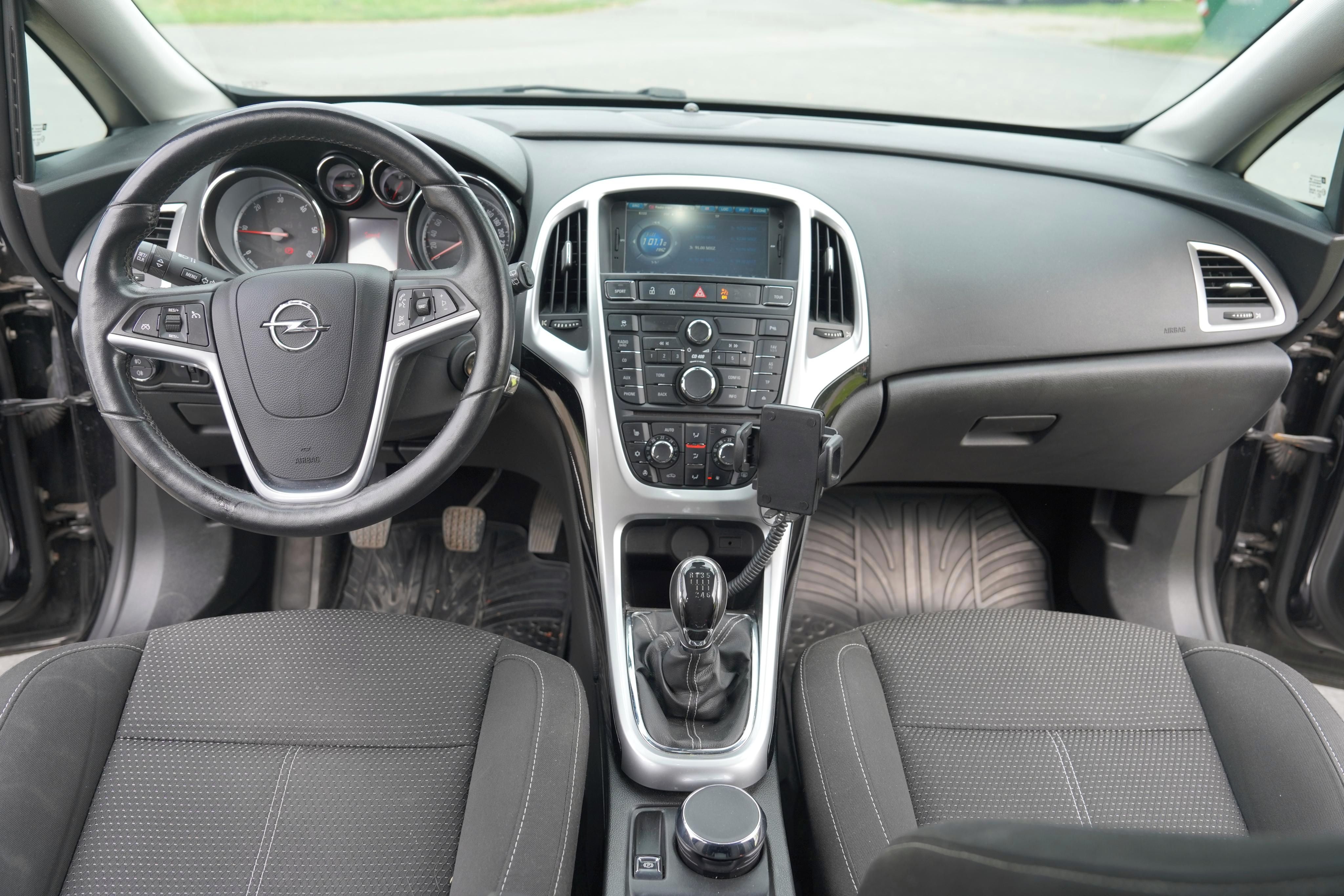 Opel Astra, CDTI 140 kW 109000 km - fotka 5