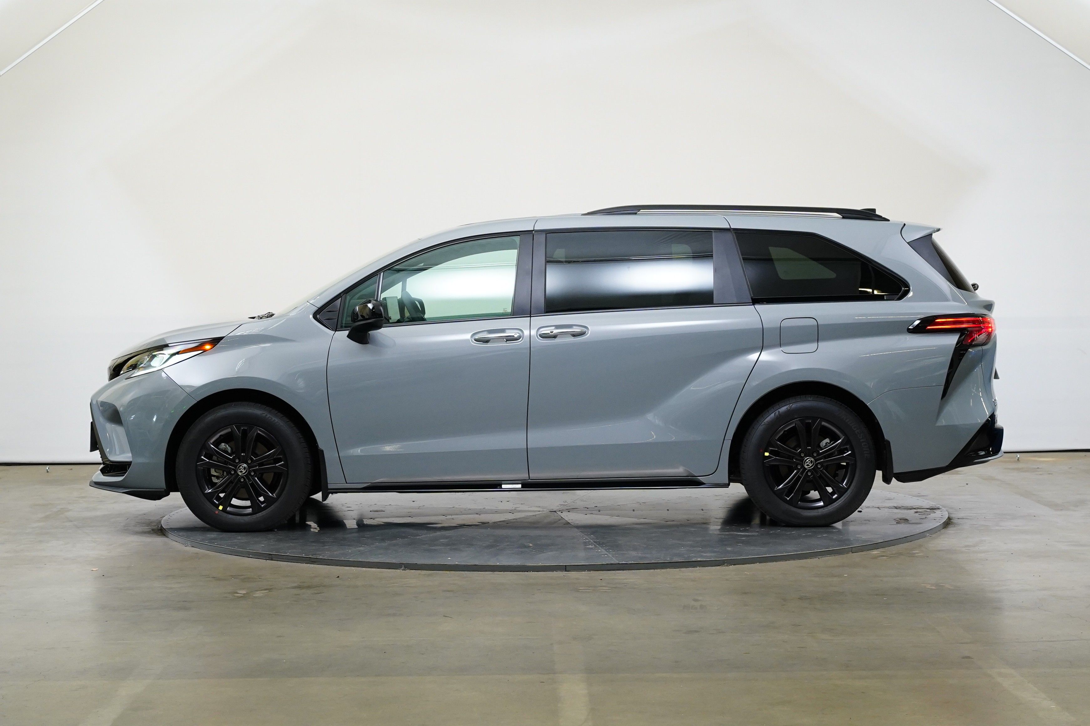 Toyota Sienna, 2.5 HEV 180 kW CVT AWD XSE - fotka 3