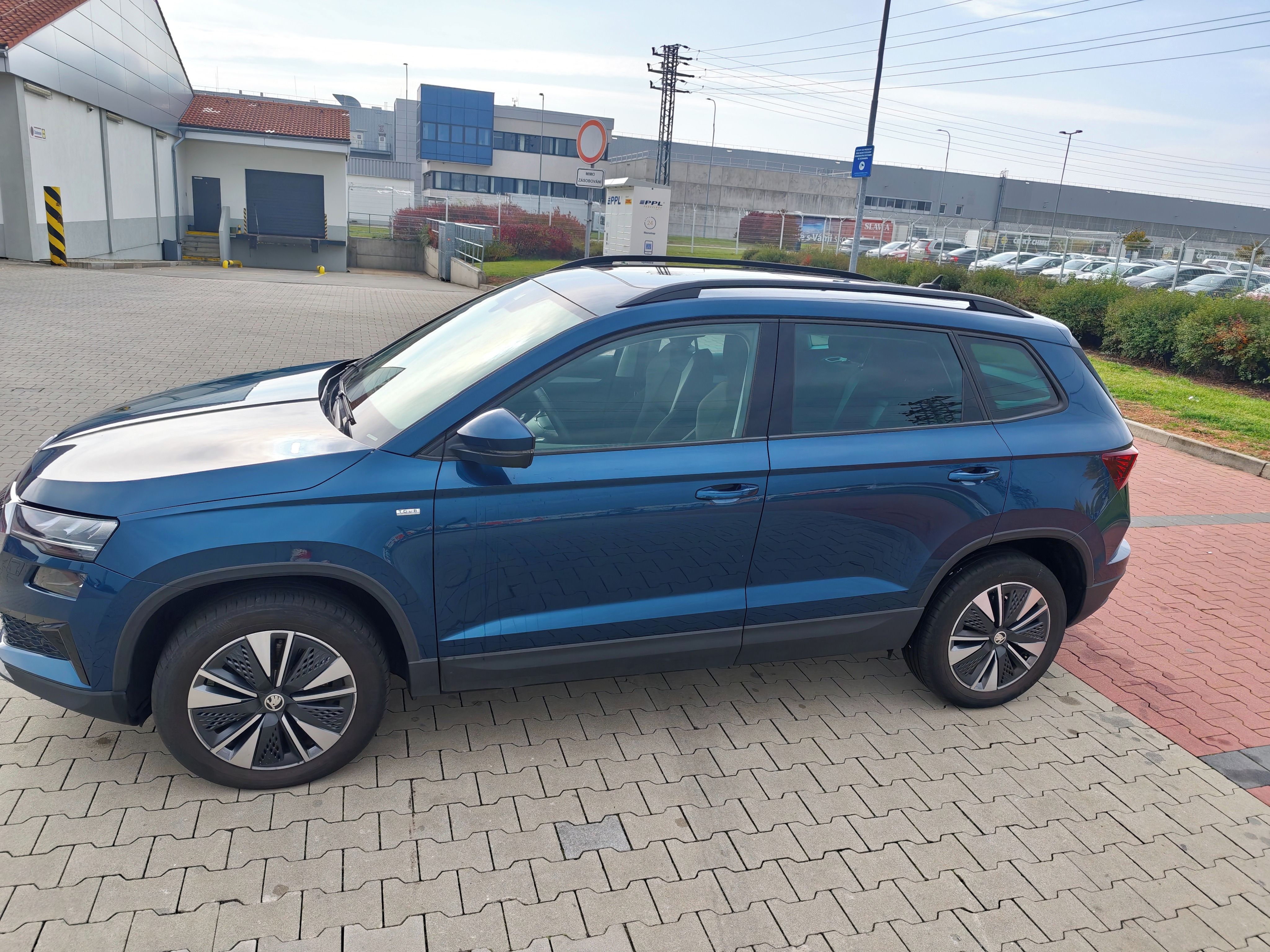 Škoda Karoq, Výbava Tour, panorama, tažné - fotka 3