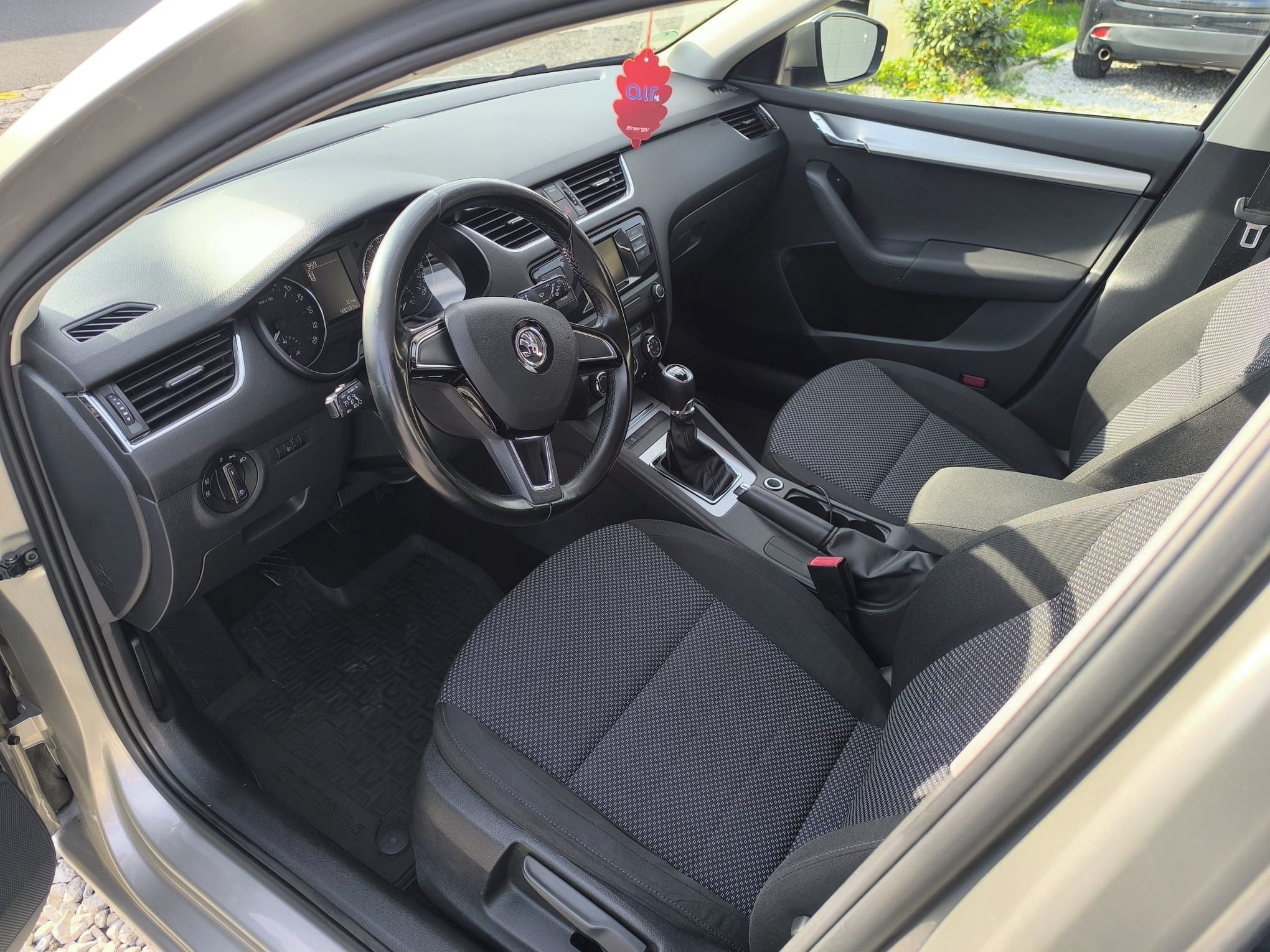Škoda Octavia, 1.6 TDI 81kw Servisováno - fotka 6